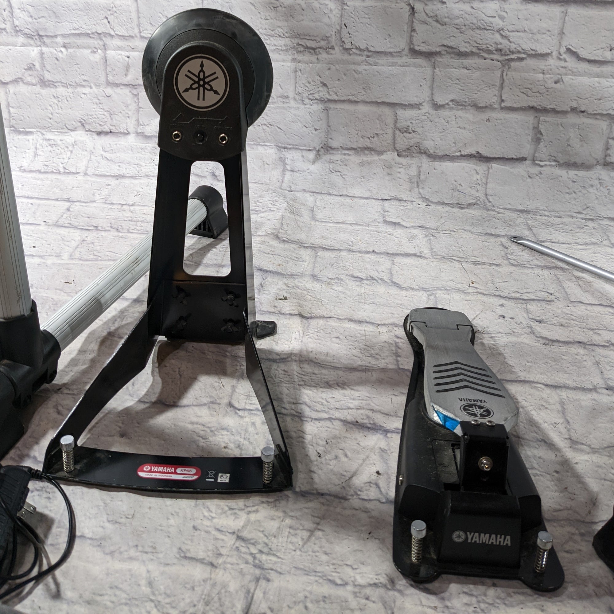 electronic drum pedal Yamaha DTXplorer Electric Drum Kit - 5 drum pads, 3 cymbal pads, Kick