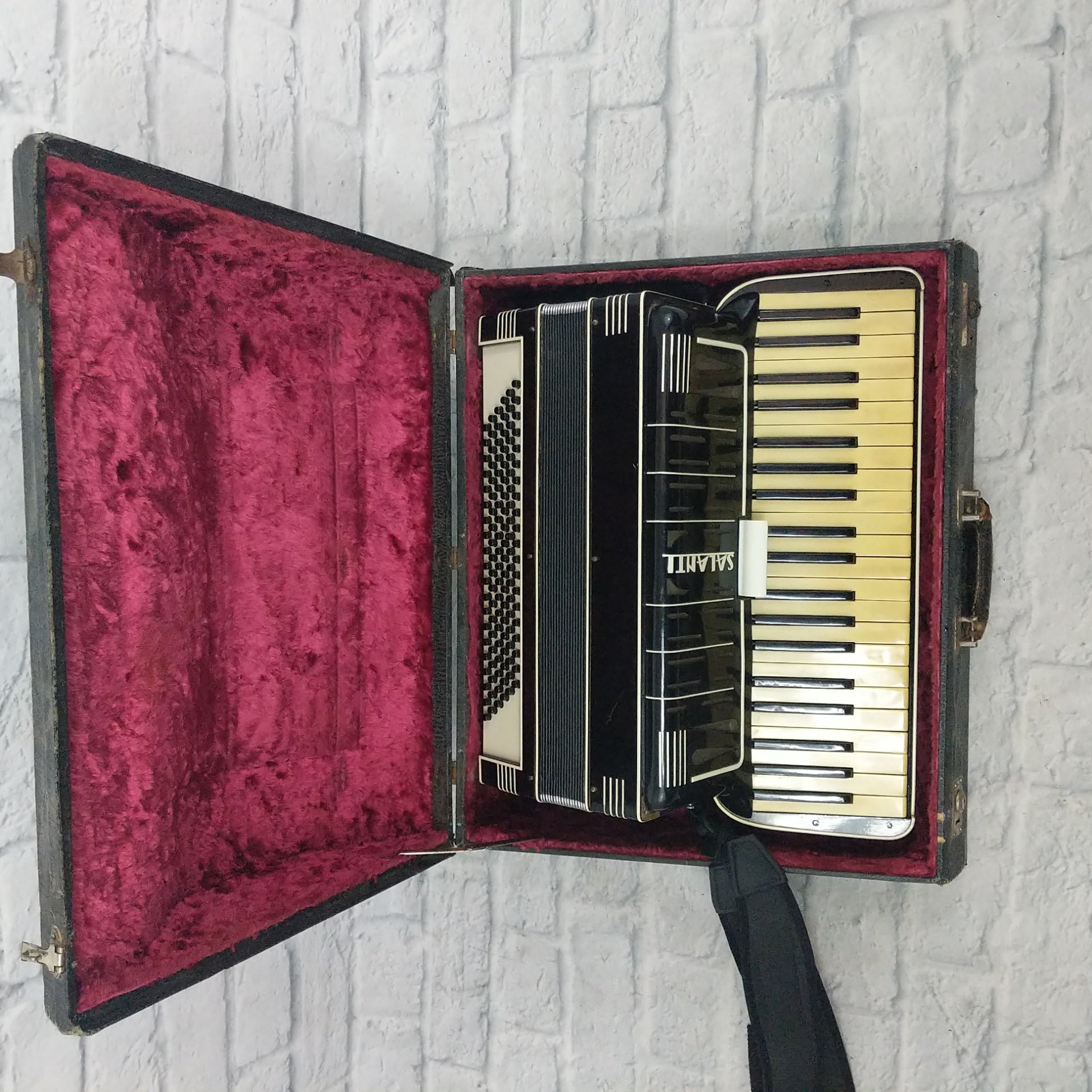 Vintage Salanti Model 8002 Accordion