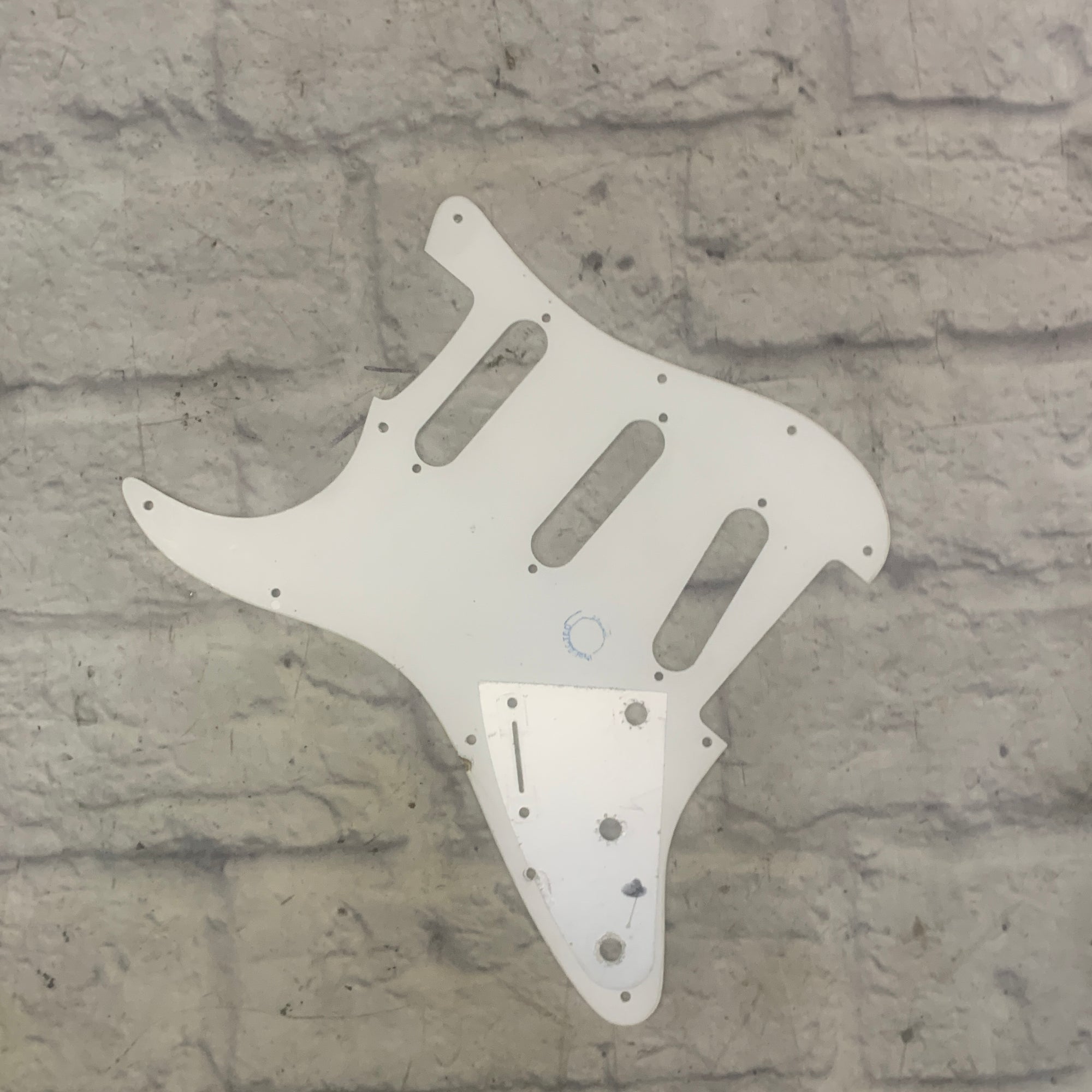 Fender Accessories 11-Hole White Modern-Style Strat S/S/S