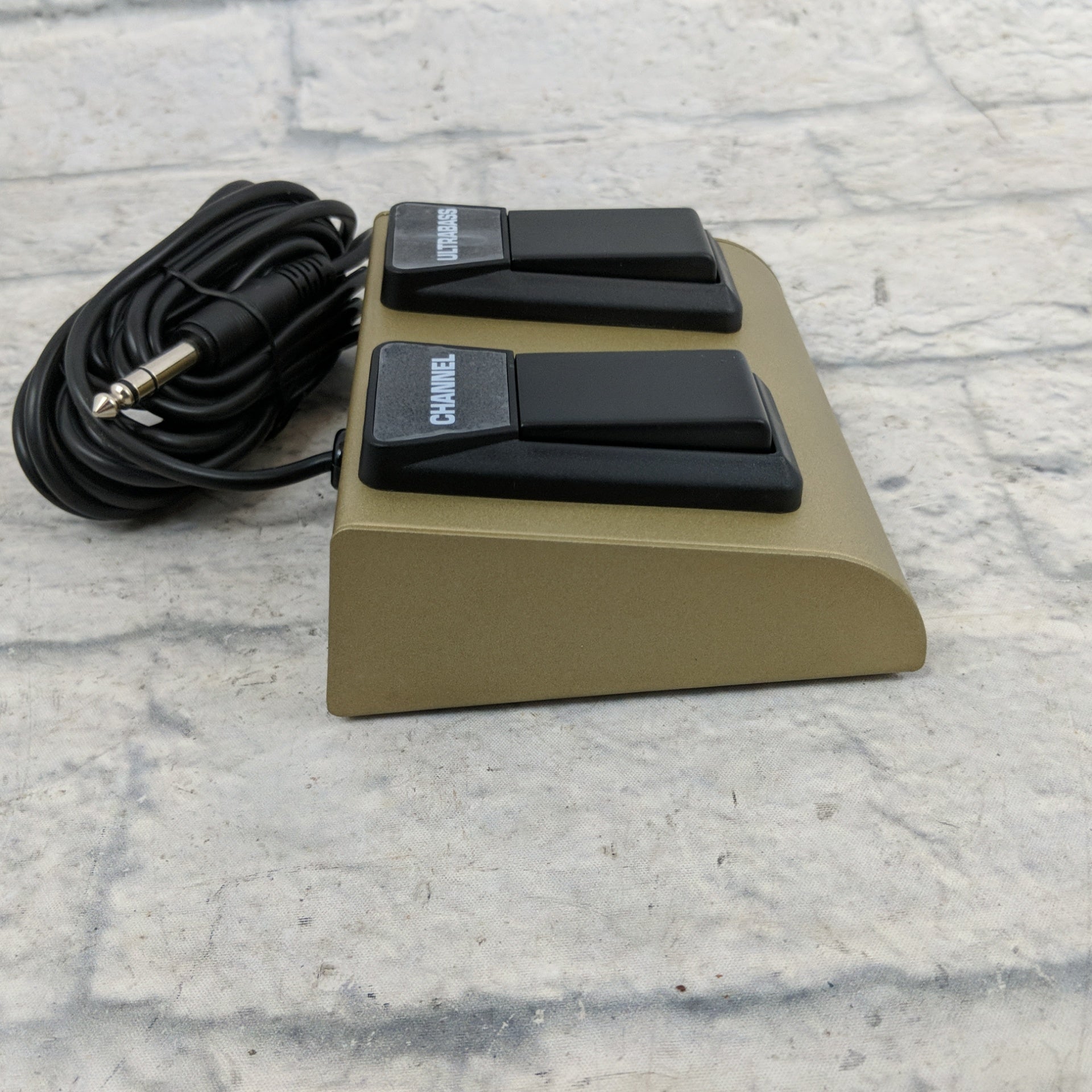 Behringer FS112B 2-Button Bass Amp Footswitch