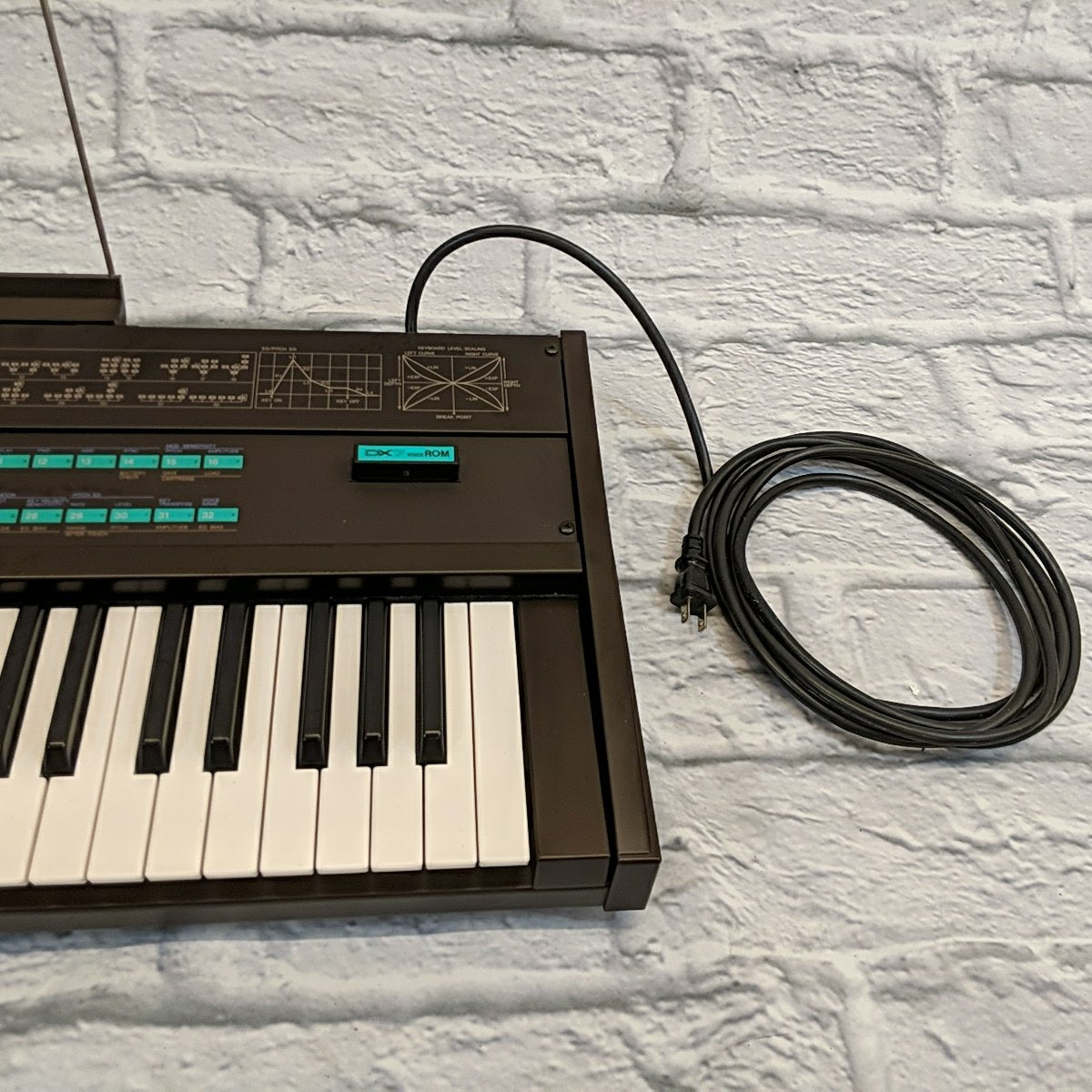 Yamaha DX7 Digital FM Synthesizer w/ Accessories