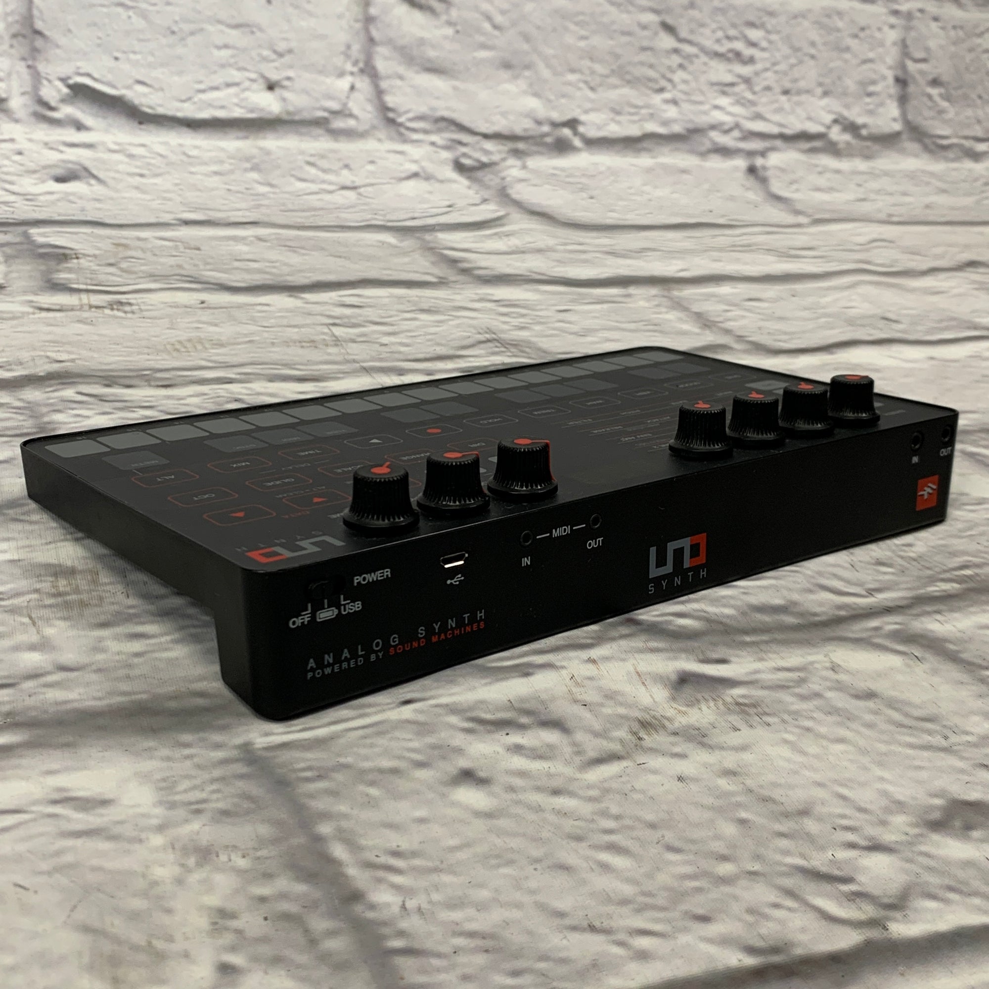 IK Multimedia UNO Analog Synth