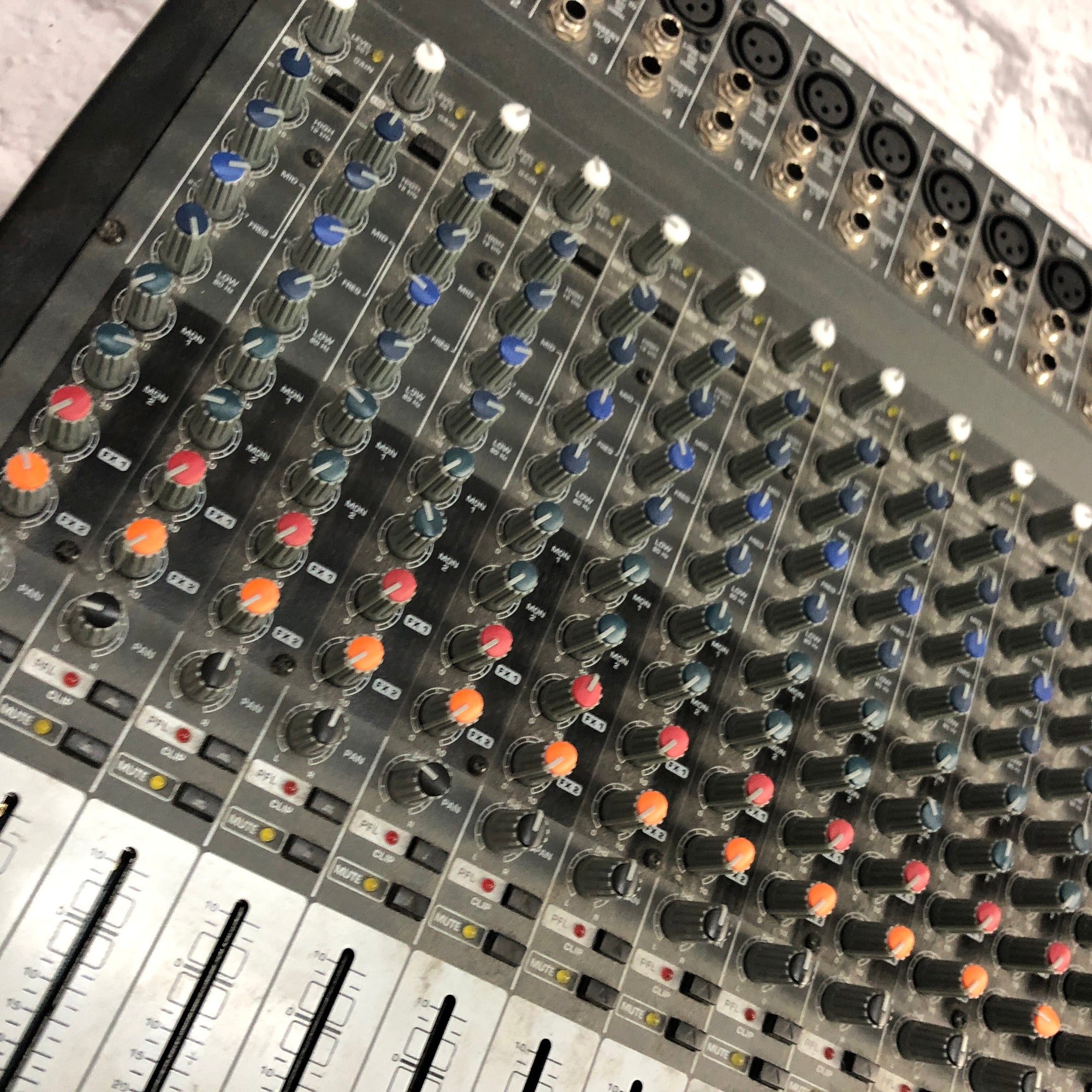 Behringer PMP6000 Powered Mixer