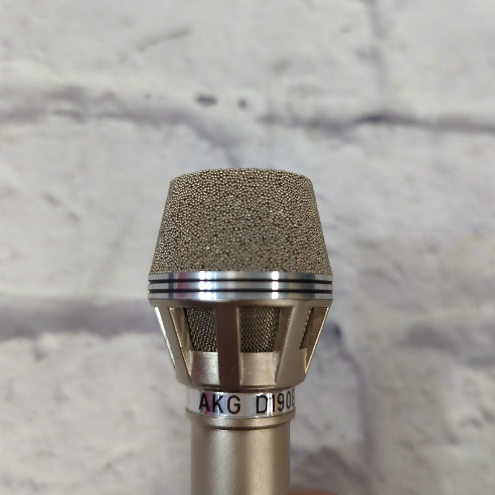AKG D190E Cardioid Dynamic Mic with Clip - Evolution Music