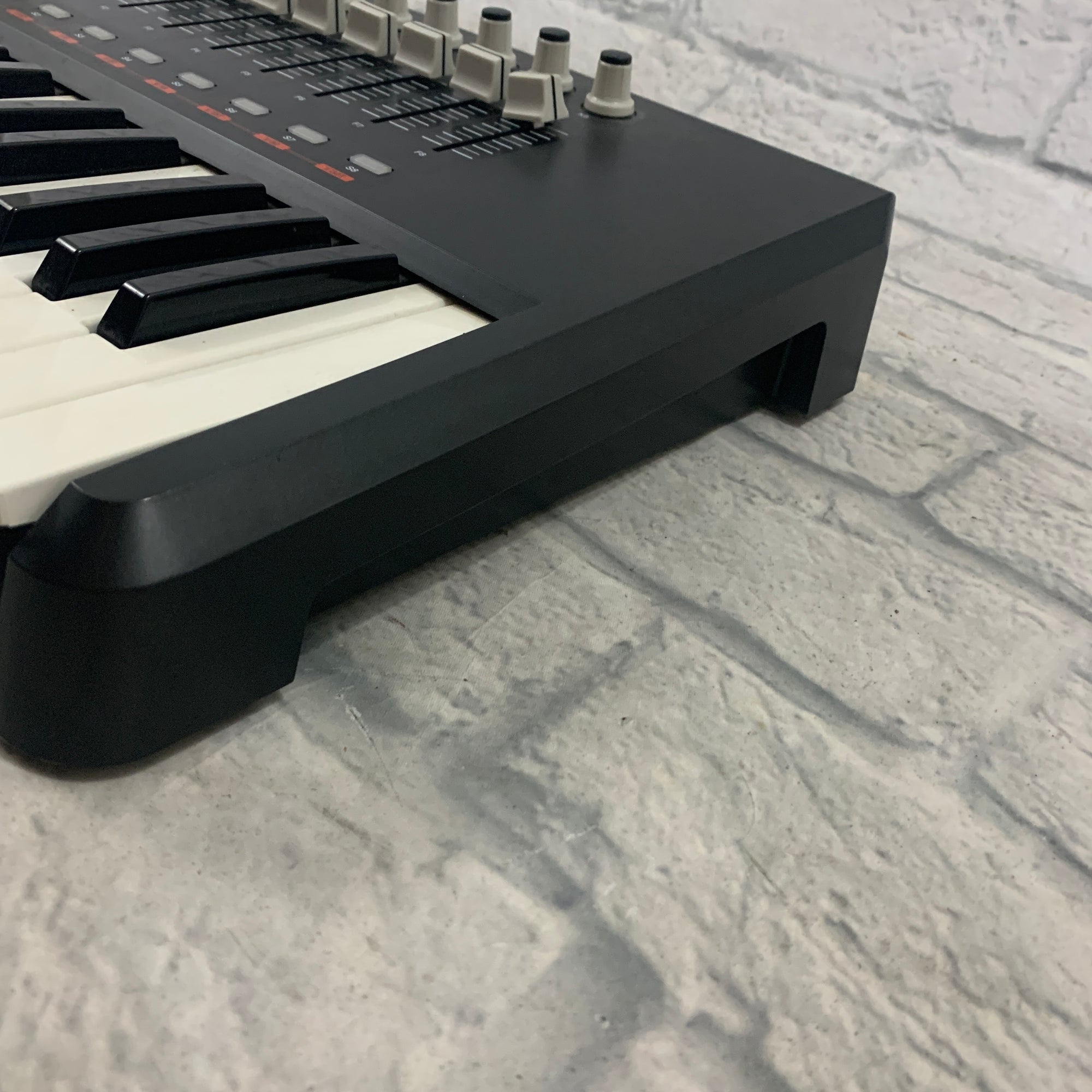 Akai MPK61 Midi Controller
