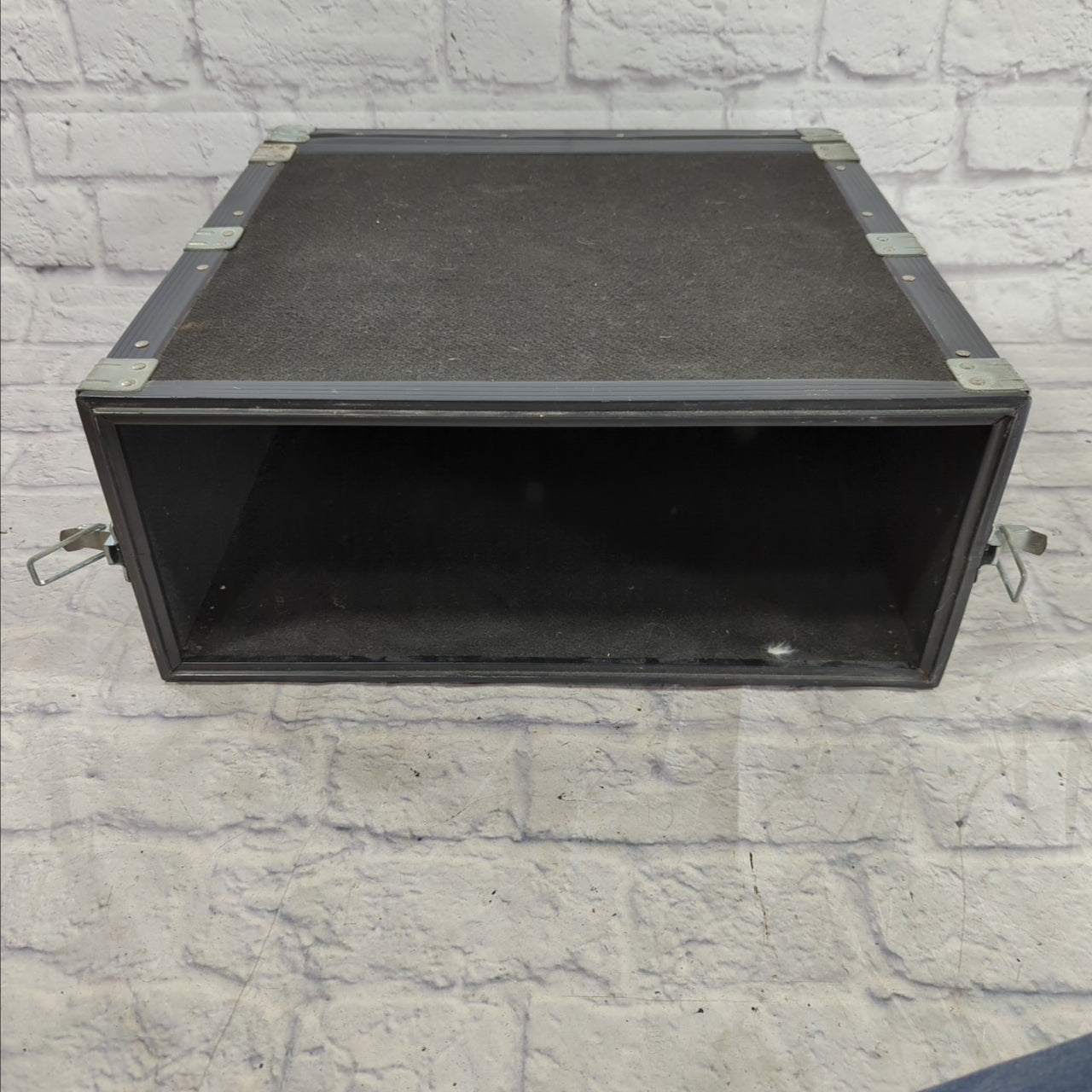 Unknown  Black Carpeted 4U Rack Road Case