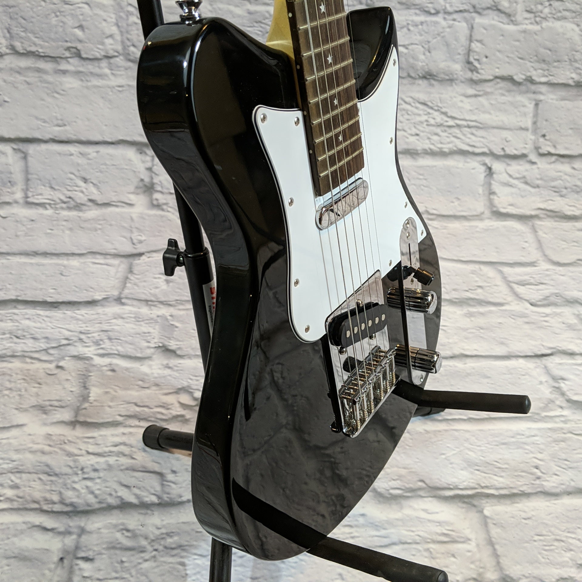 The All-In-One Caraya Electric Guitar for Every Musician