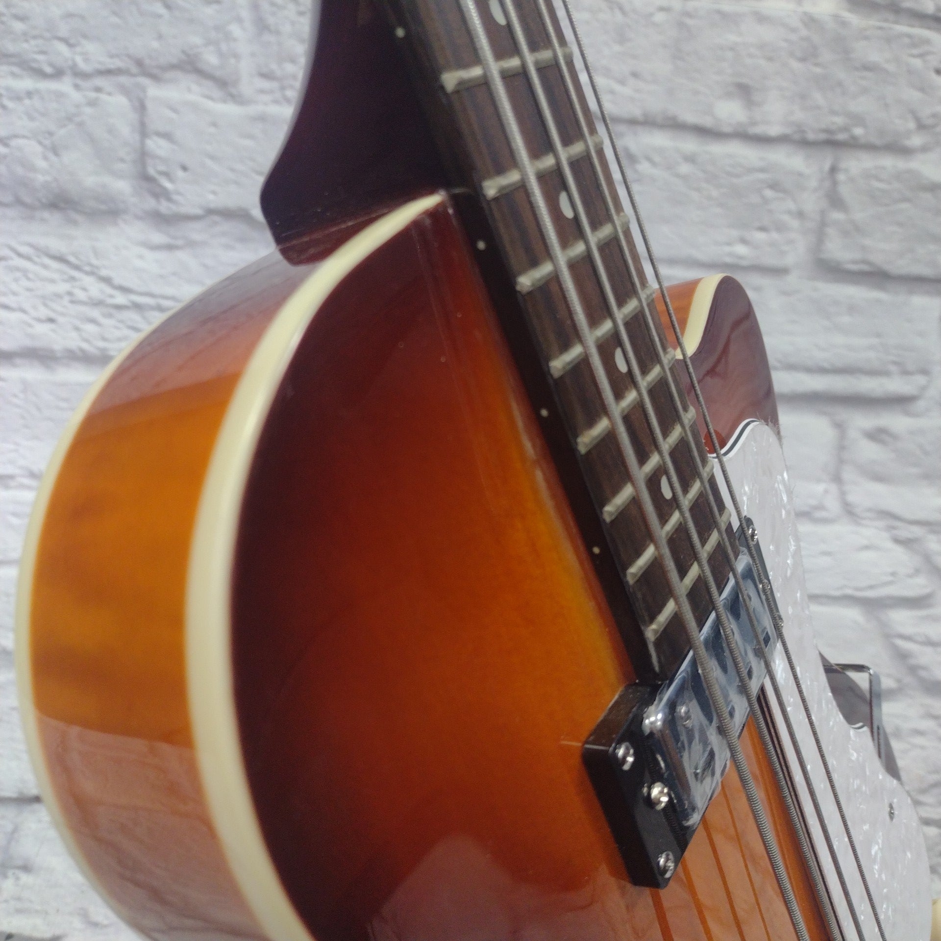 Hofner HI-CB-PE-SB 4 String Club Bass Guitar