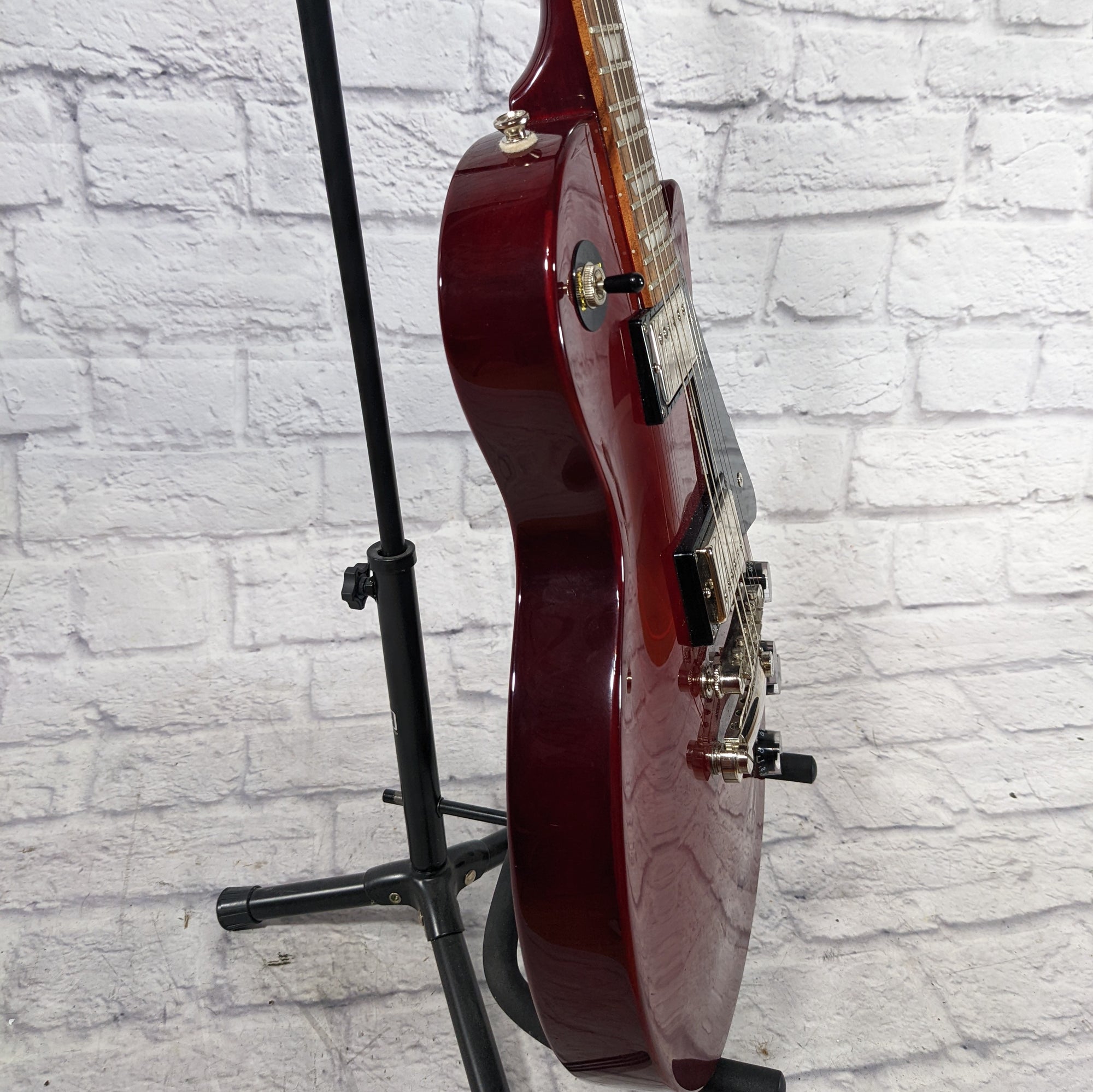 19 Epiphone Les Paul Studio