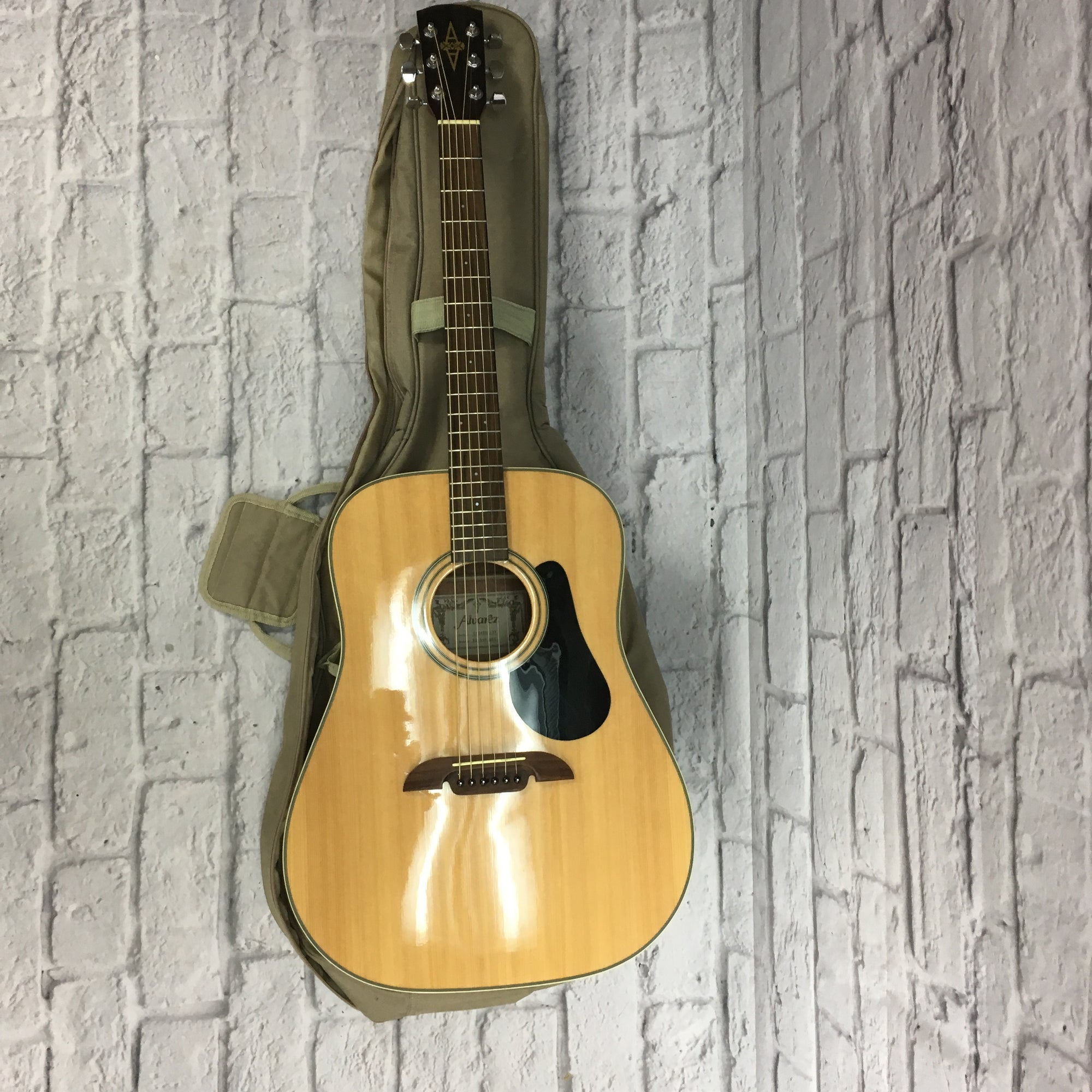 Alvarez RD-9VP Acoustic Guitar with Soft Case