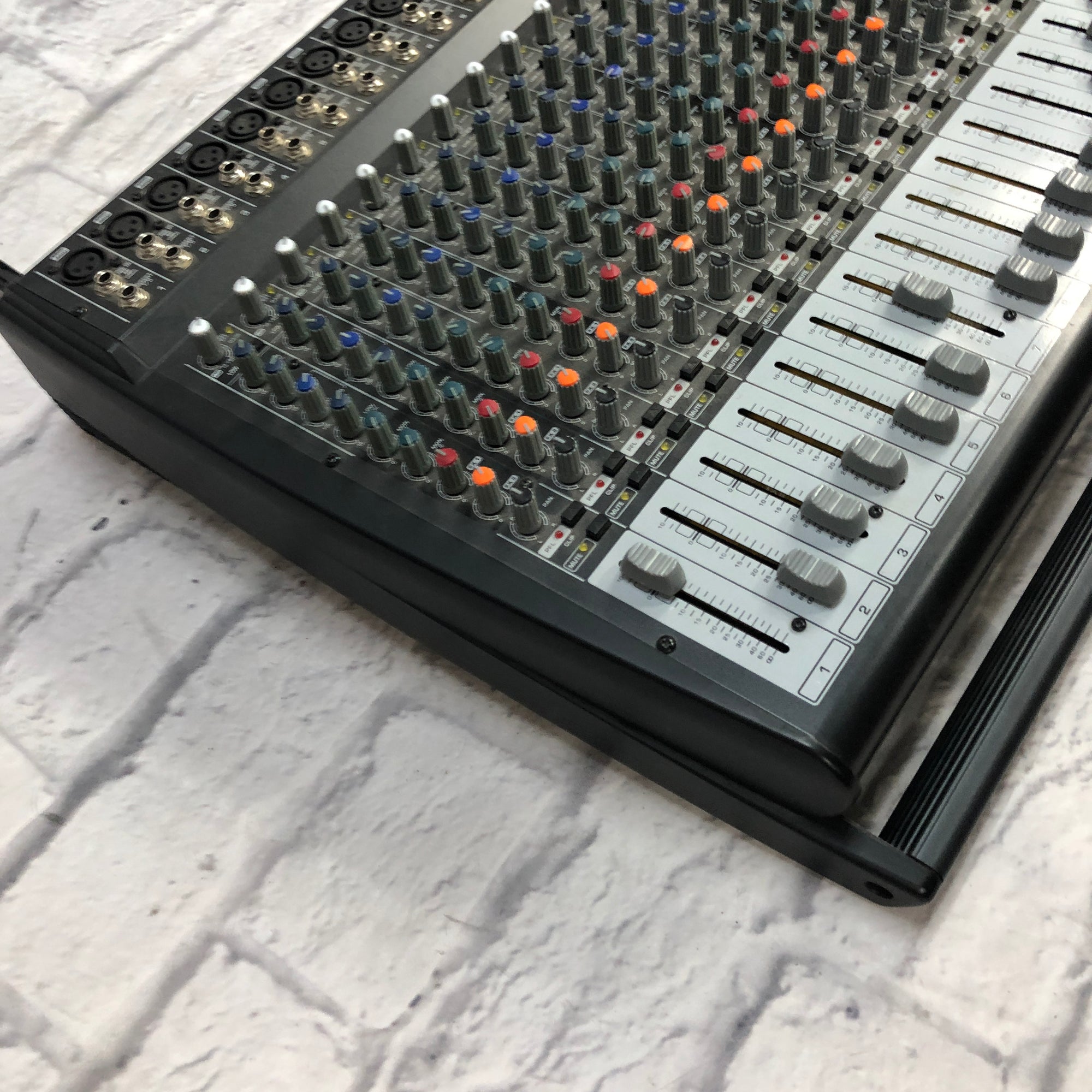 Behringer PMP6000 Powered Mixer