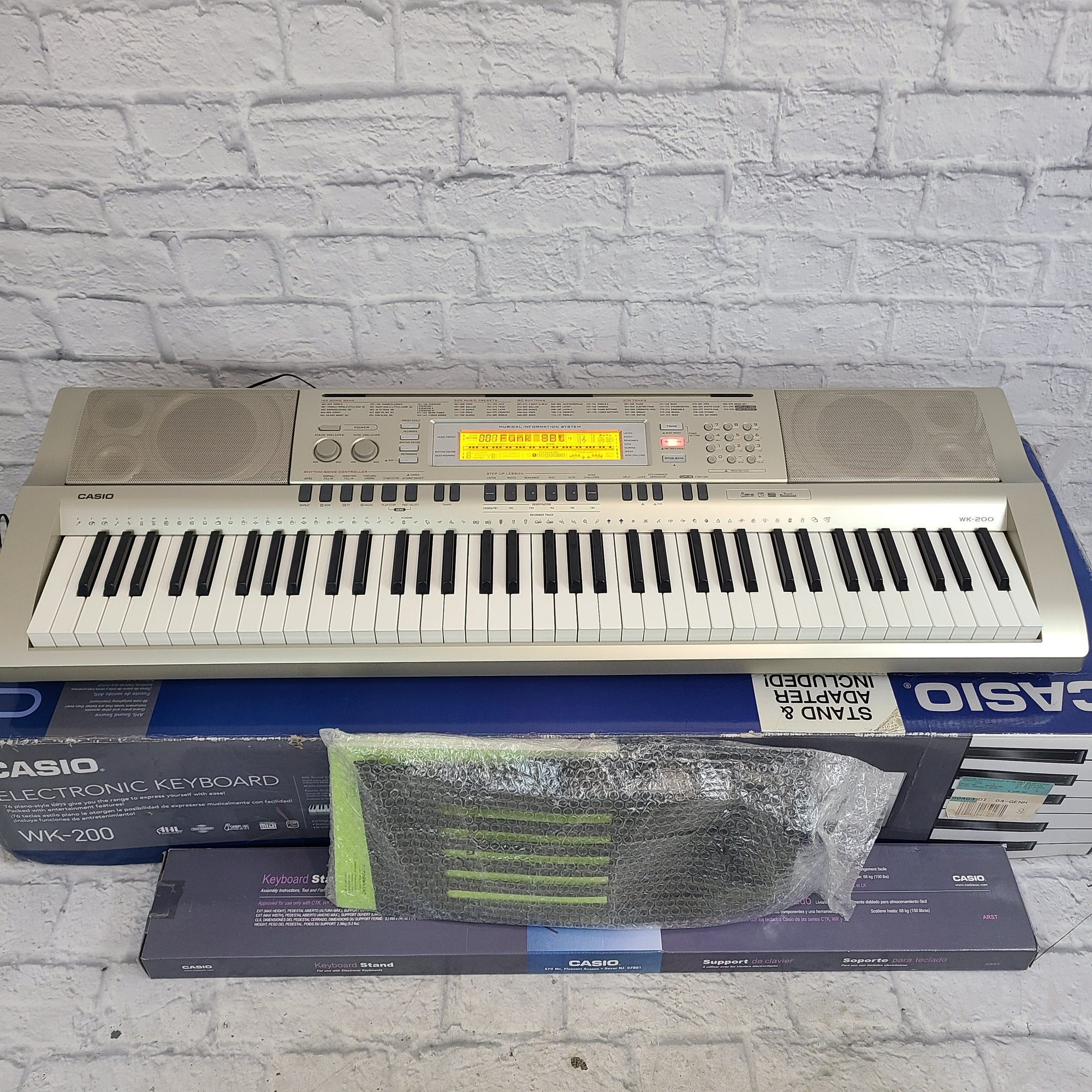WK-200 Electronic Keyboard w/ accessories - Evolution Music