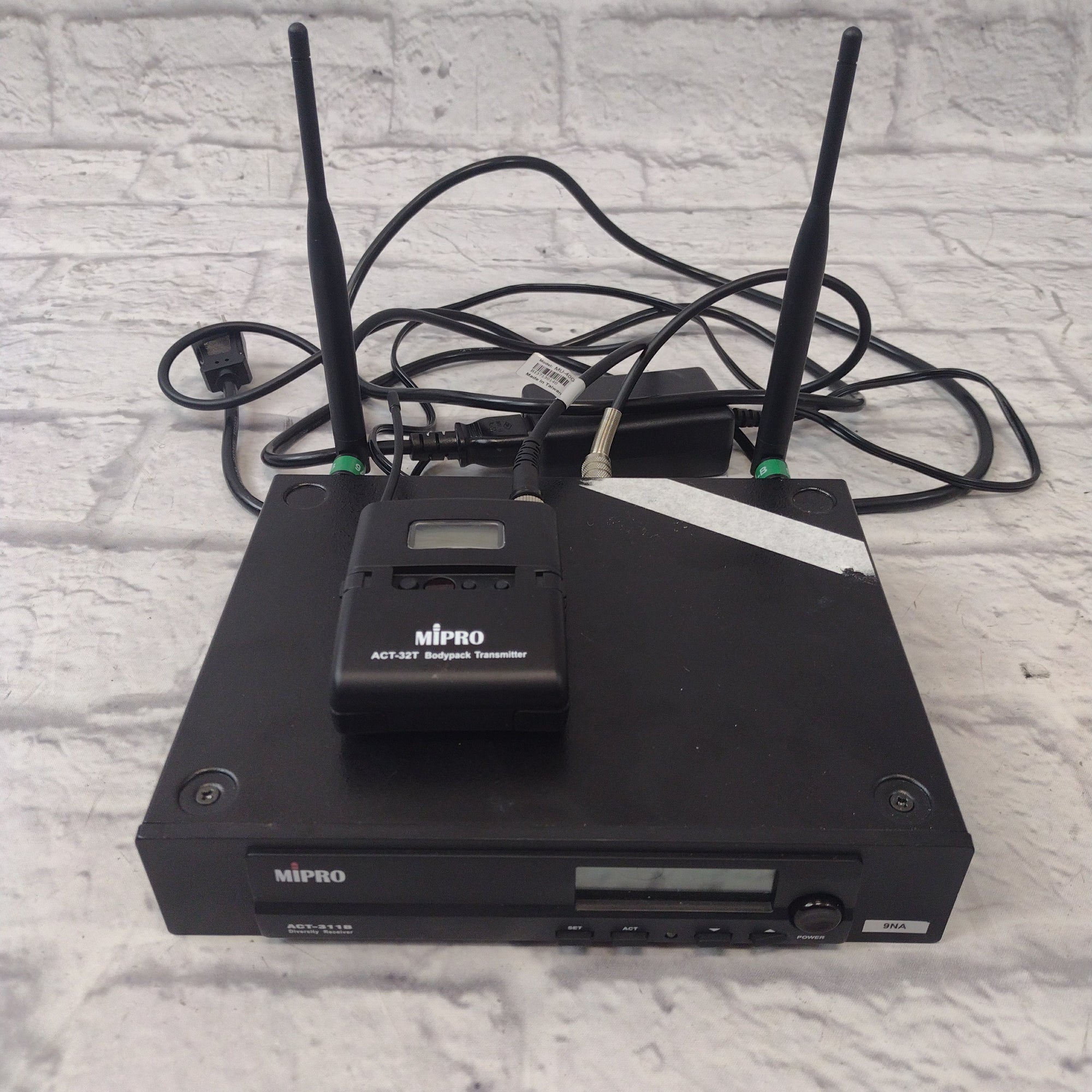 Mipro ACT-311b/ACT32T Instrument Wireless Outfit
