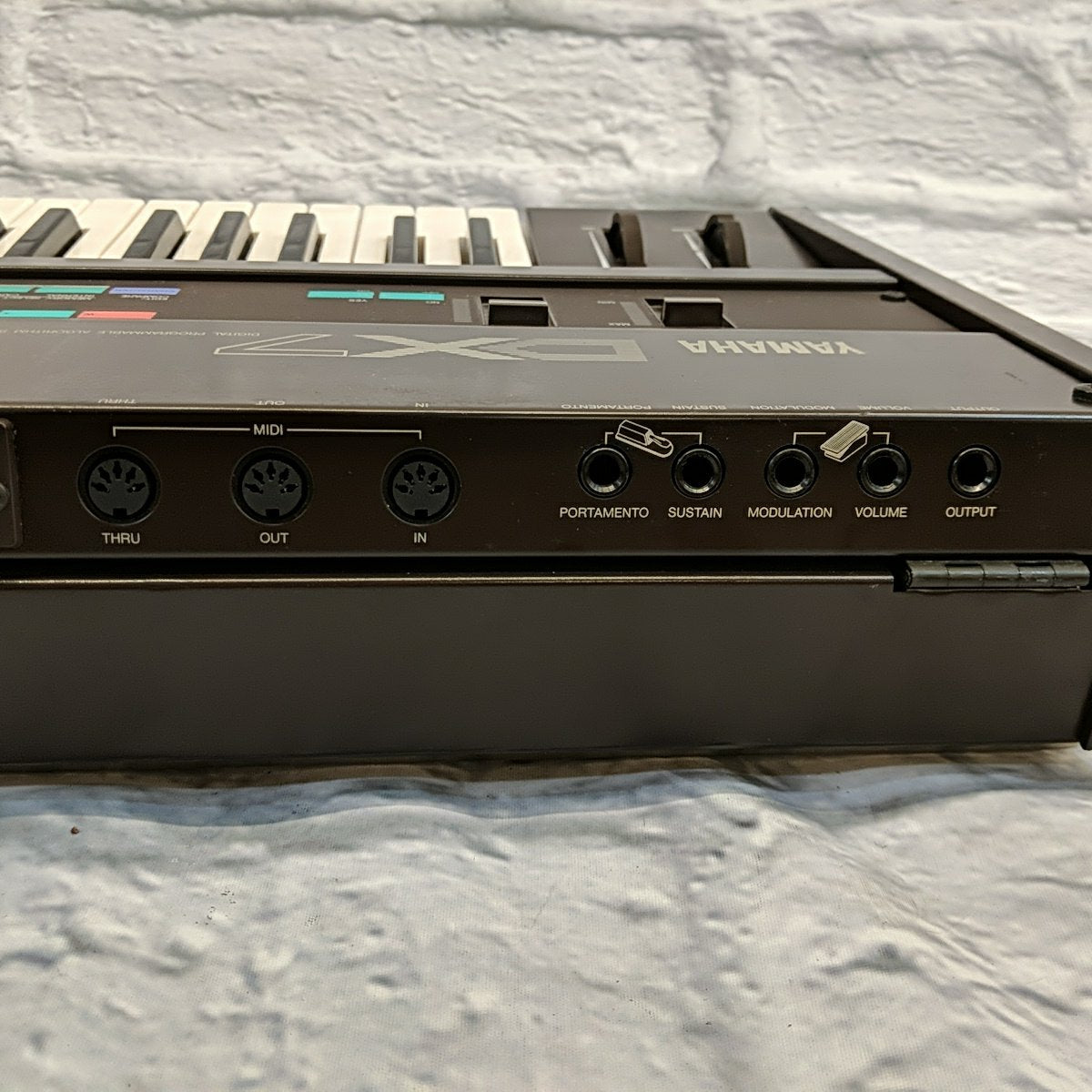 Yamaha DX7 Digital FM Synthesizer w/ Accessories