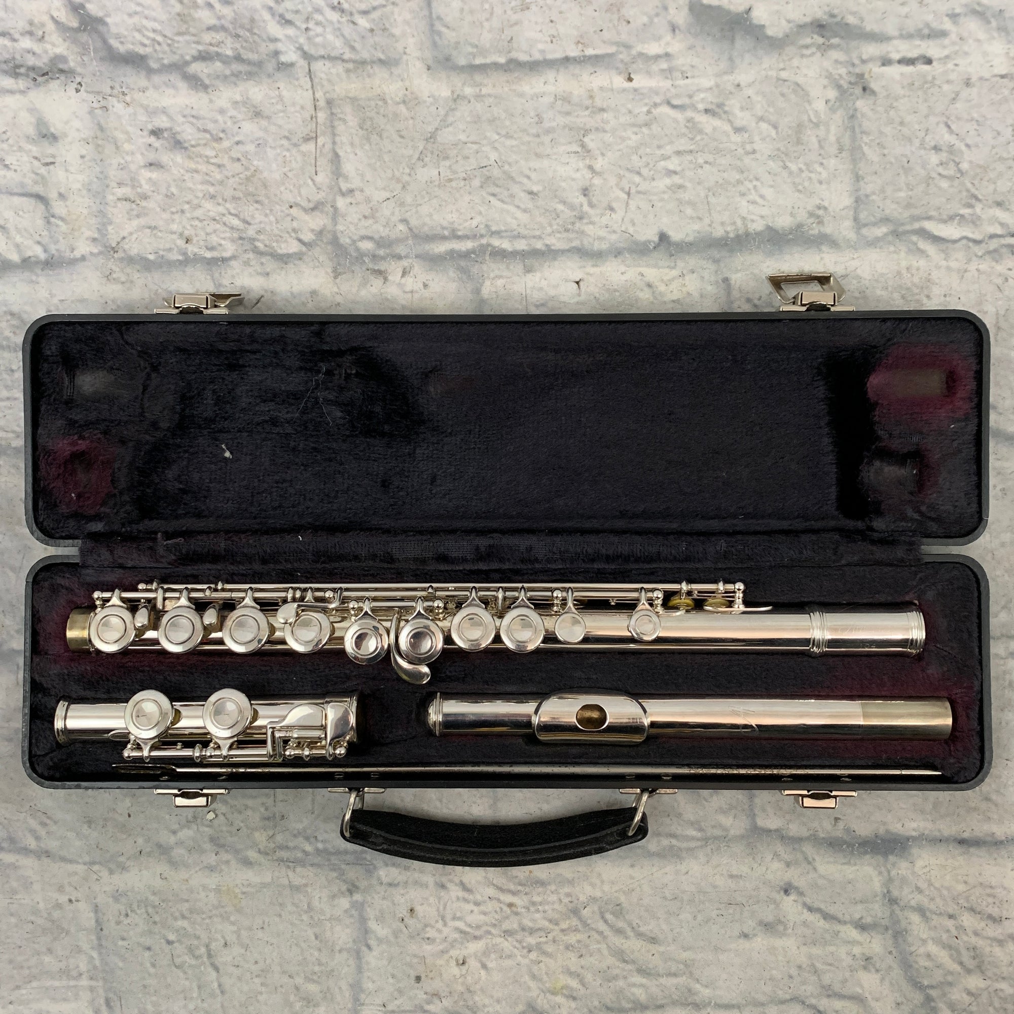 Armstrong Model 104 Closed-Hole Flute w/ Case
