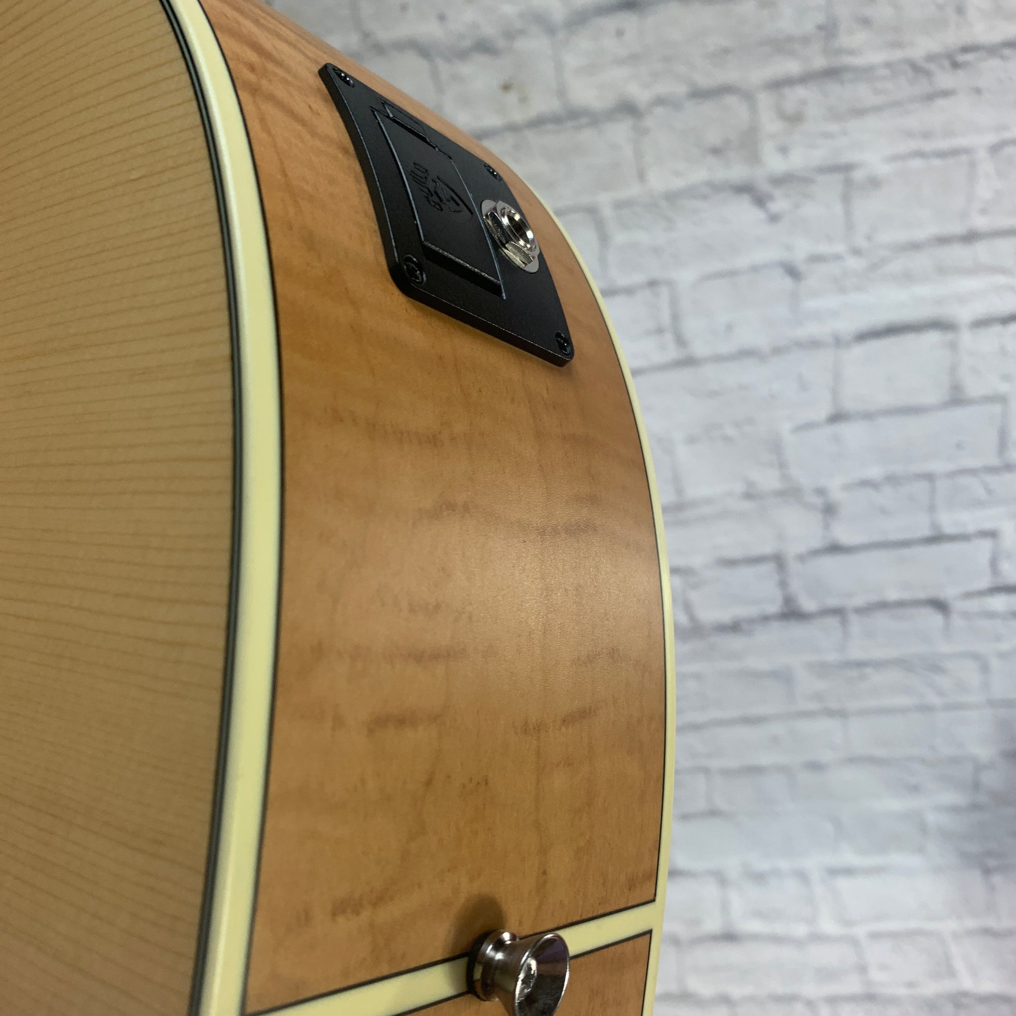 Guild Jumbo Junior Acoustic/Electric Bass