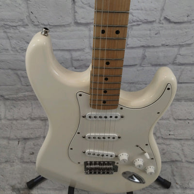 Fender Standard Stratocaster (MIM) White Electric Guitar w/ American Pickups