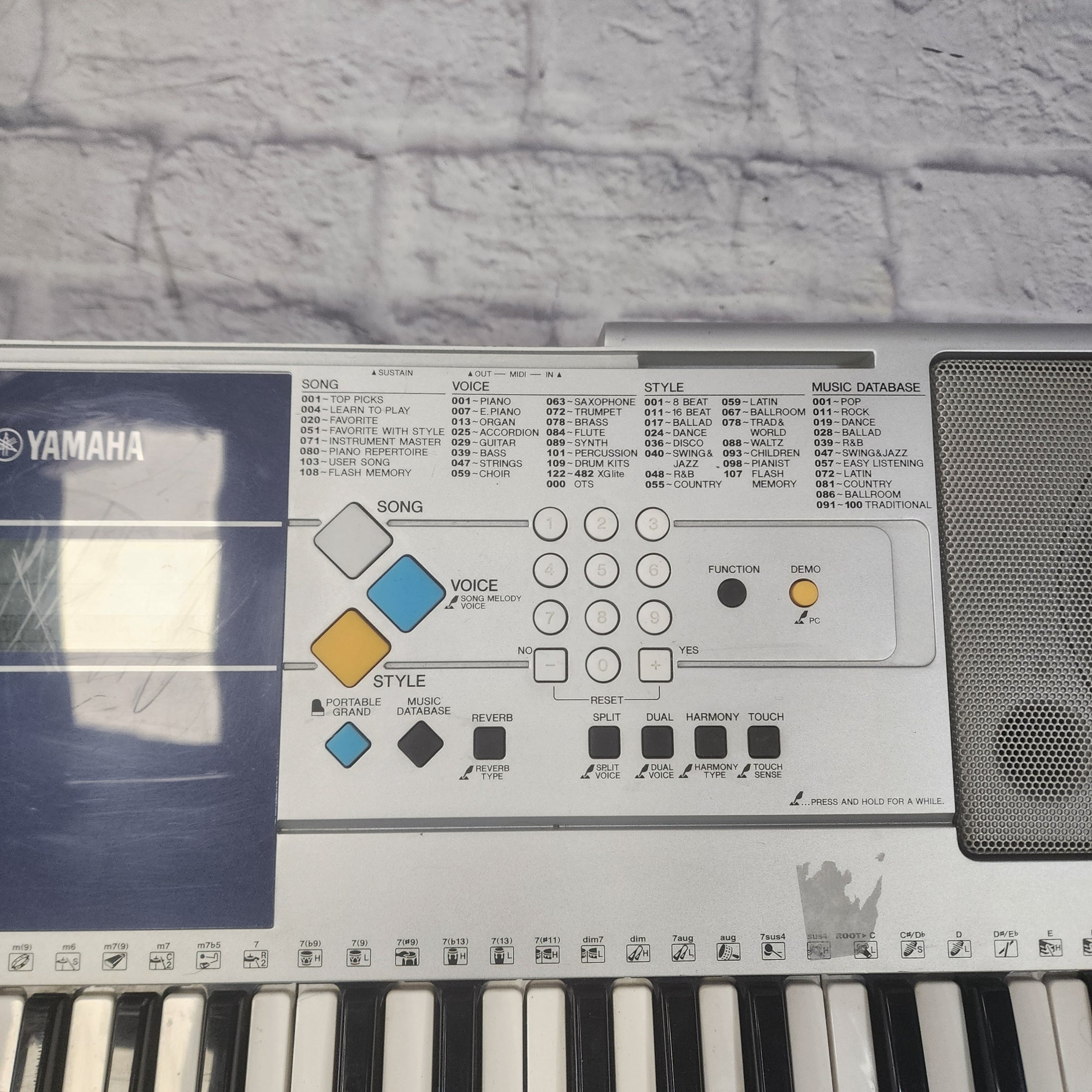 E323 Yamaha PSR-E323 76-Key Electronic Keyboard with Power Supply ...