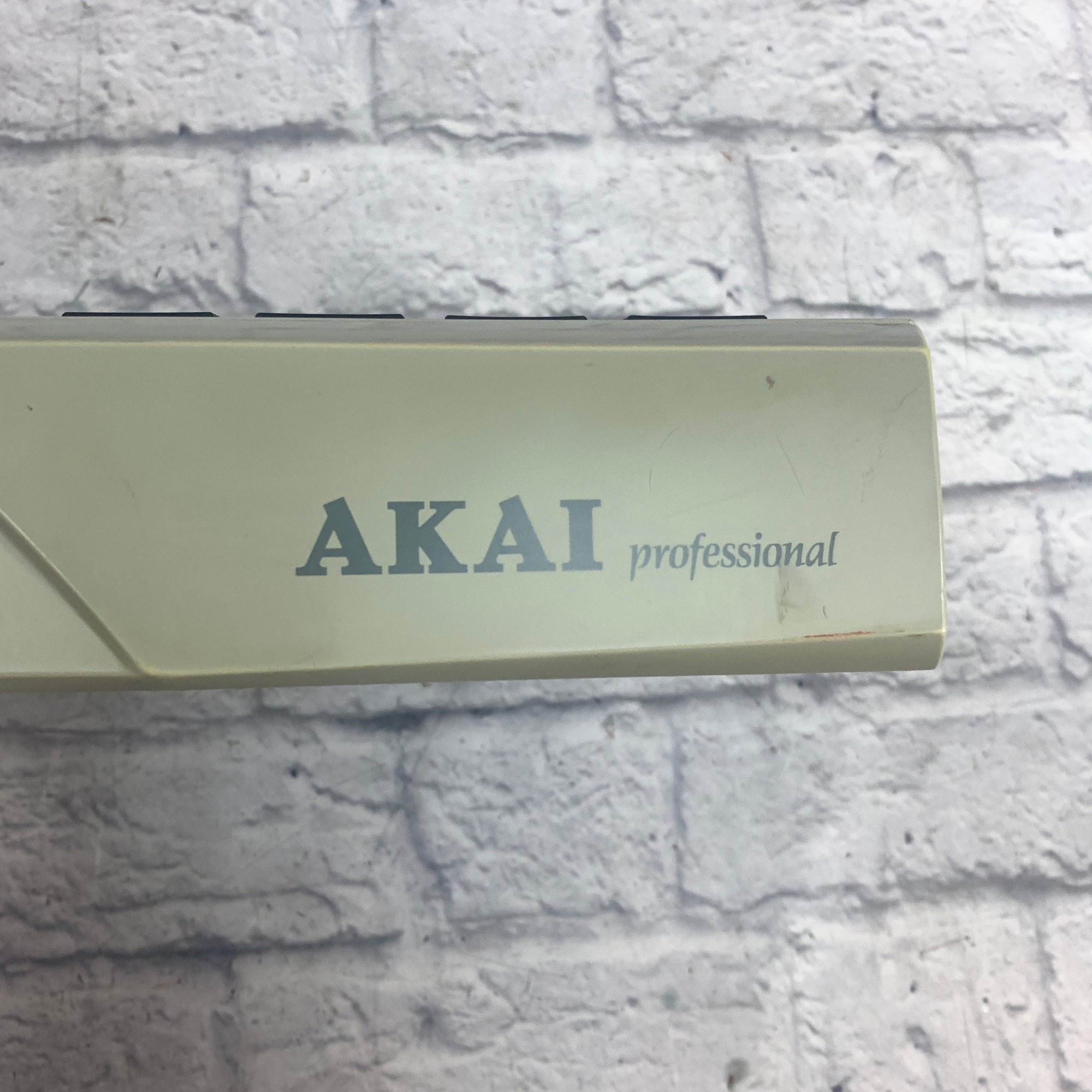Akai MPC 2000 XL Production Center  with 8 outputs