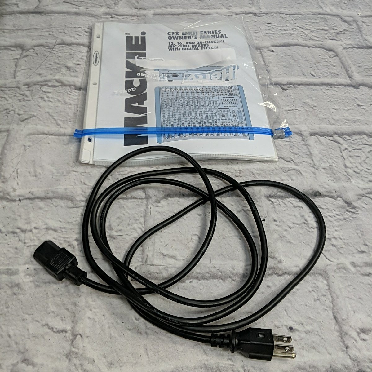 Mackie CHX12mkII 12-Channel Passive Mixer with Padded Bag