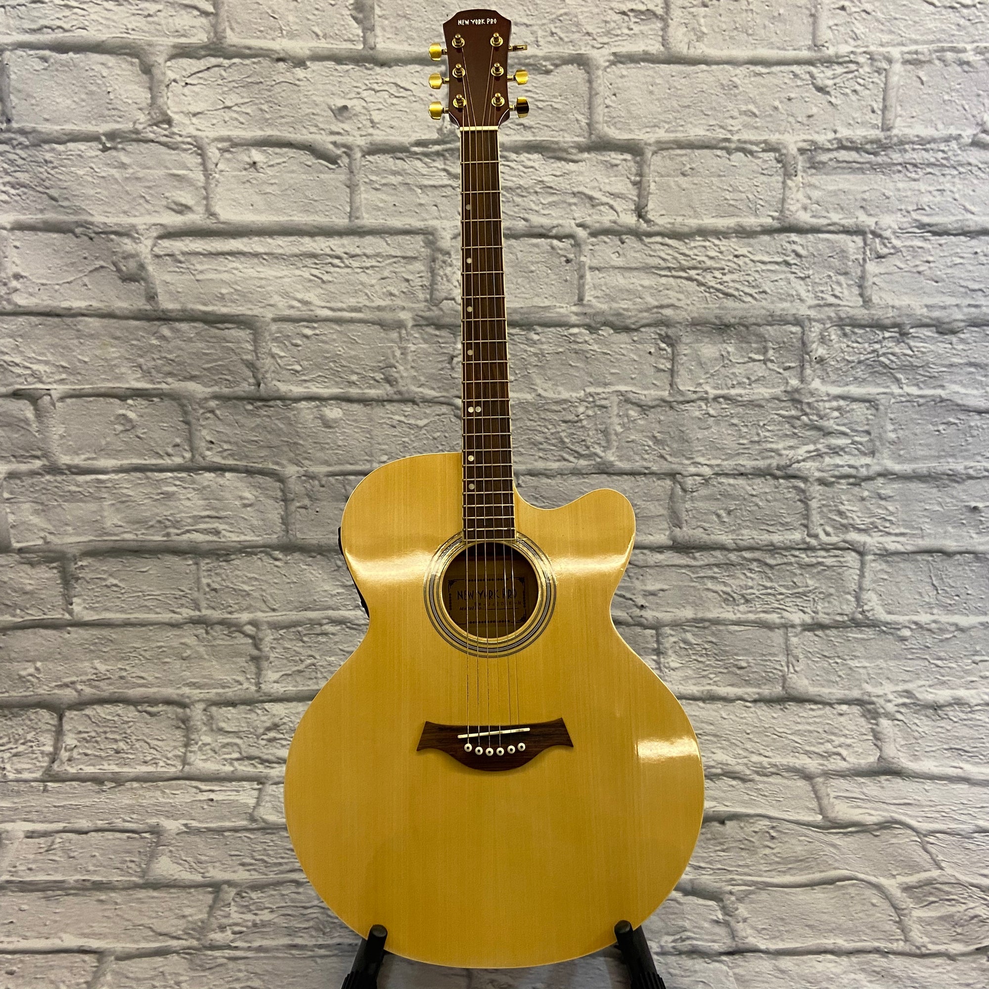 New York Pro BW-J42OCE-N Acoustic/Electric Jumbo Guitar