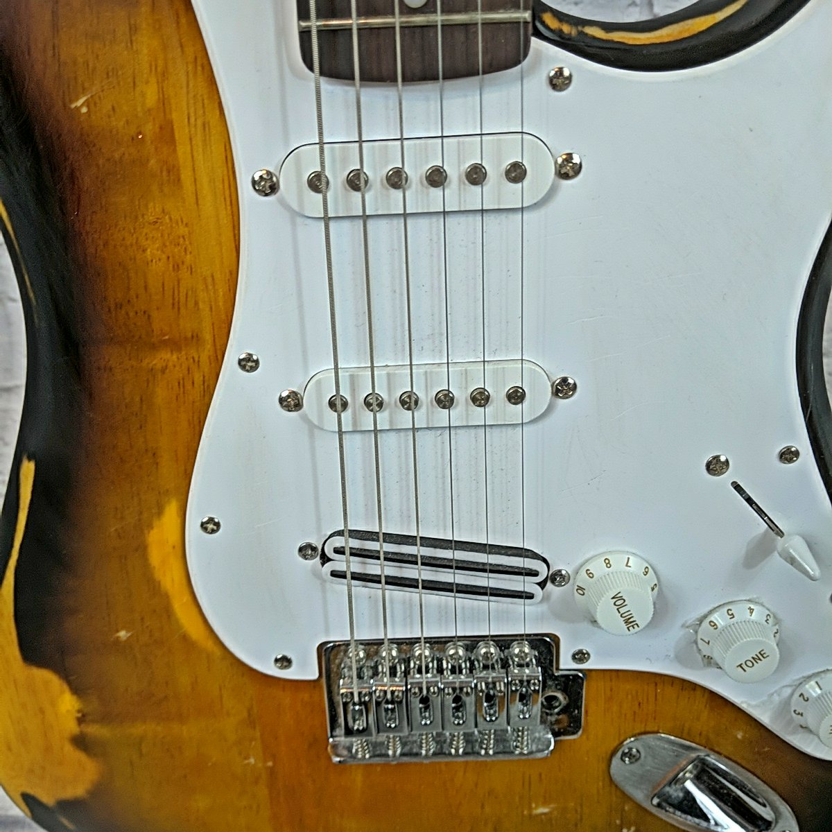 Fender Squier Strat Distressed Relic Electric Guitar with Hot Rails Bridge Pickup