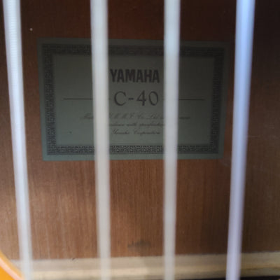 Yamaha C-40 Classical Acoustic Guitar w/ Chipboard Case