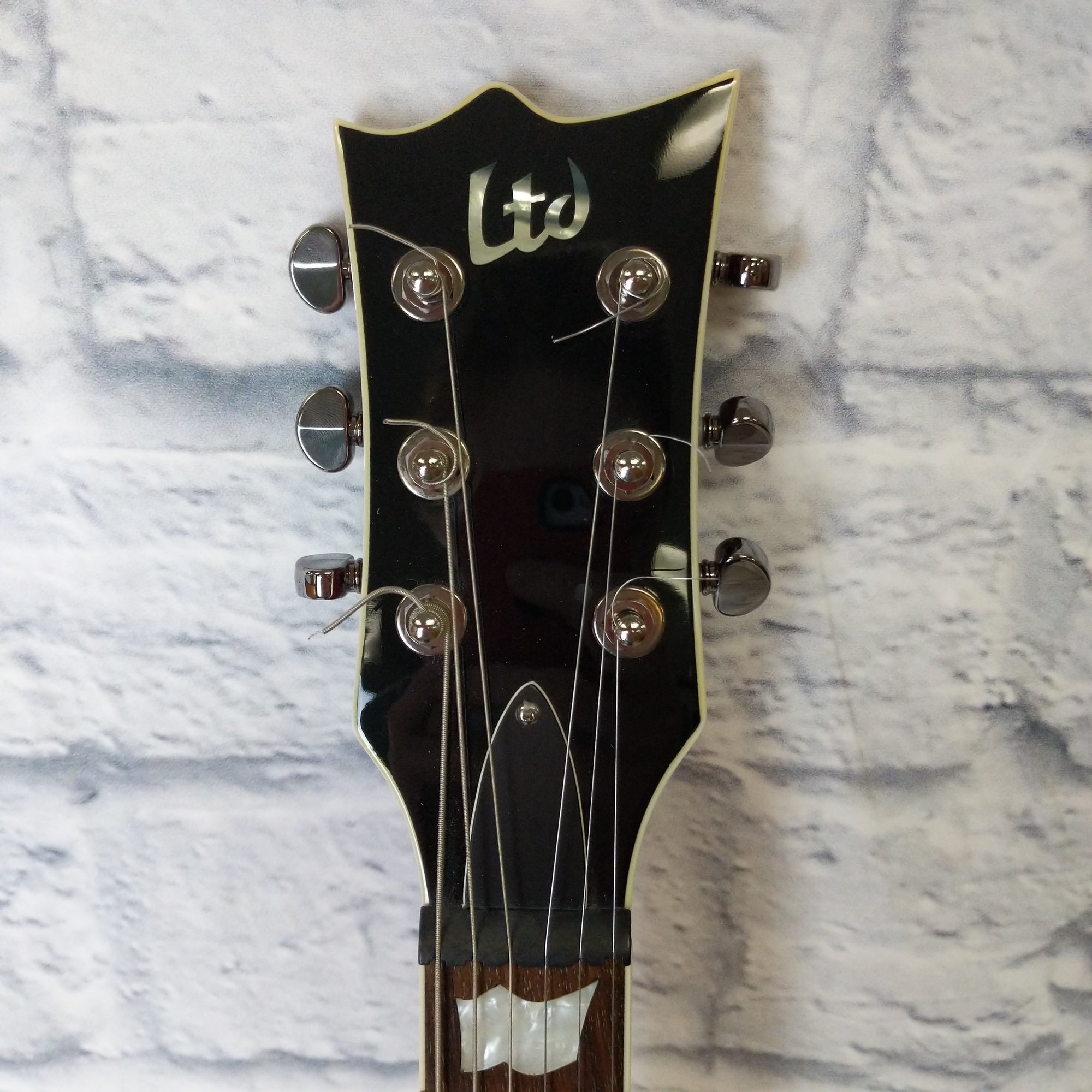 ESP LTD Viper 400 Sg Style Electric Guitar with EMG Active ESP LTD Viper 400 Sg Style Electric Guitar with EMG Active
