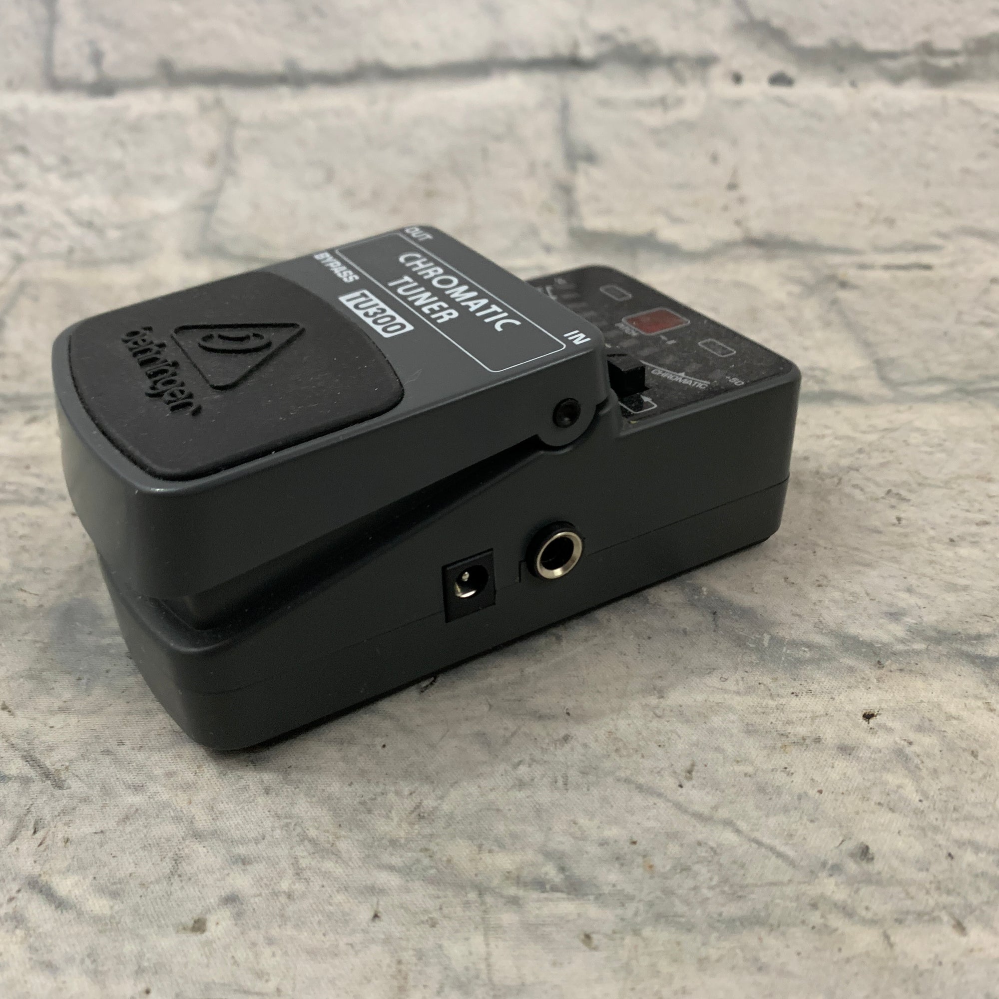 Behringer Chromatic Tuner Pedal TU300