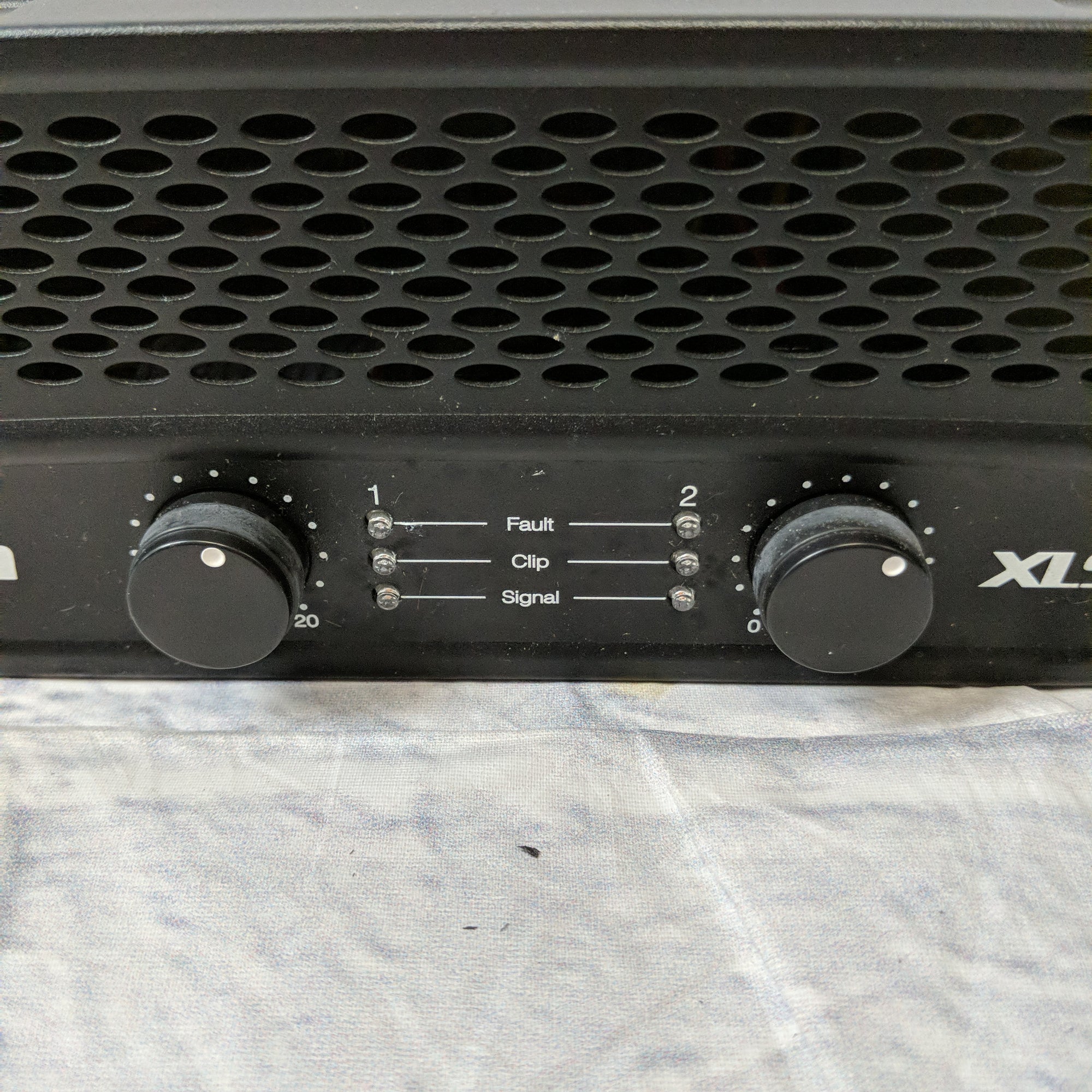 Crown XLS 202 power amp Evolution Music