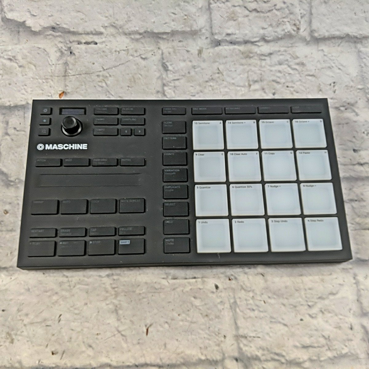 Native Instruments Maschine Mikro Mk3 DJ Controller