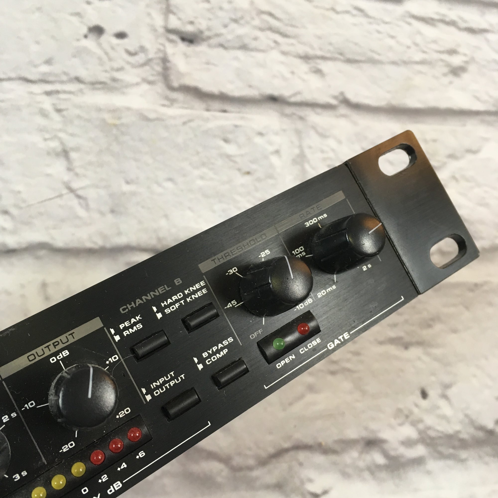 ○ Alesis 3630 Compressor 改造品 良い音です - メルカリ