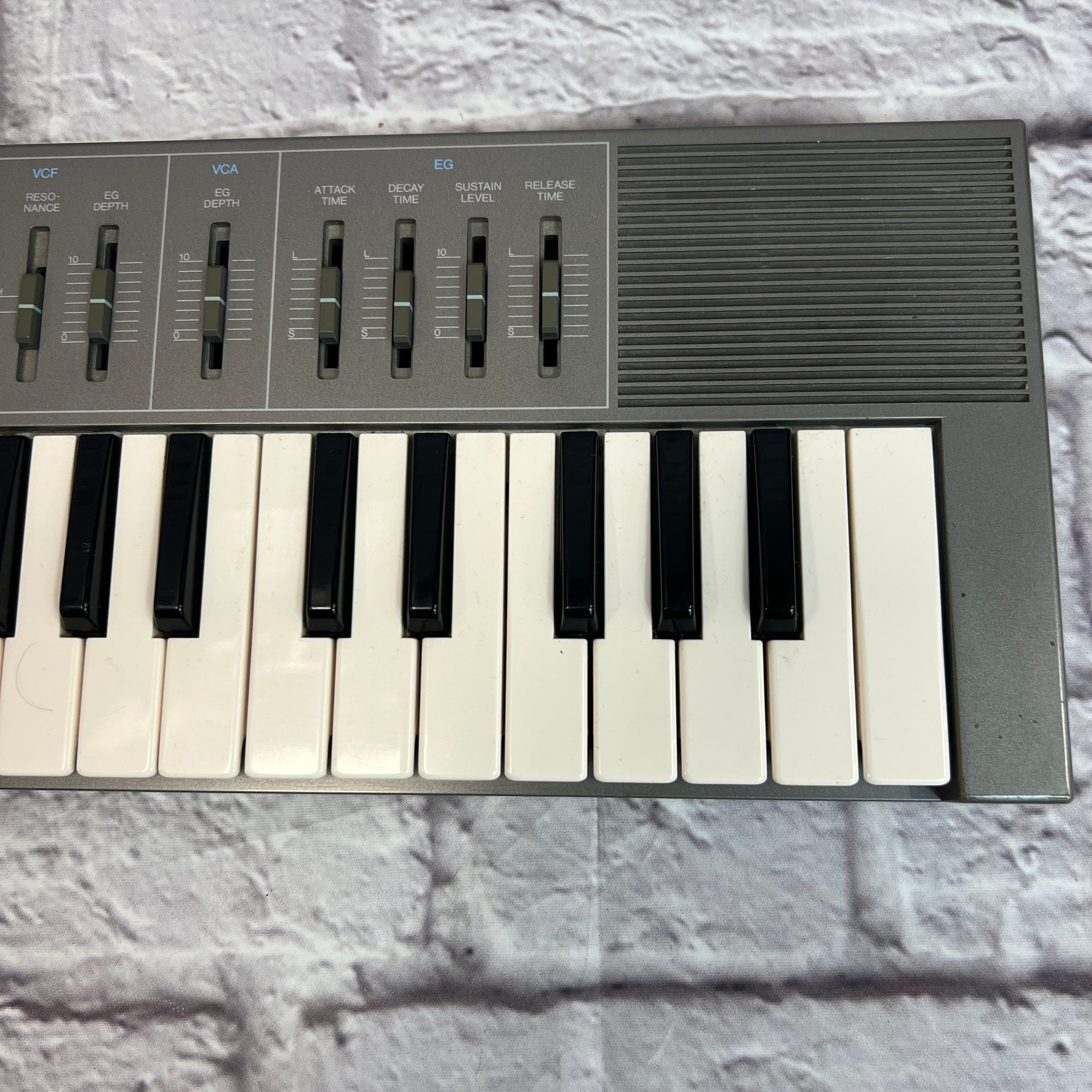 Yamaha CS-01 Monophonic Analog Synthesizer Silver - Evolution Music
