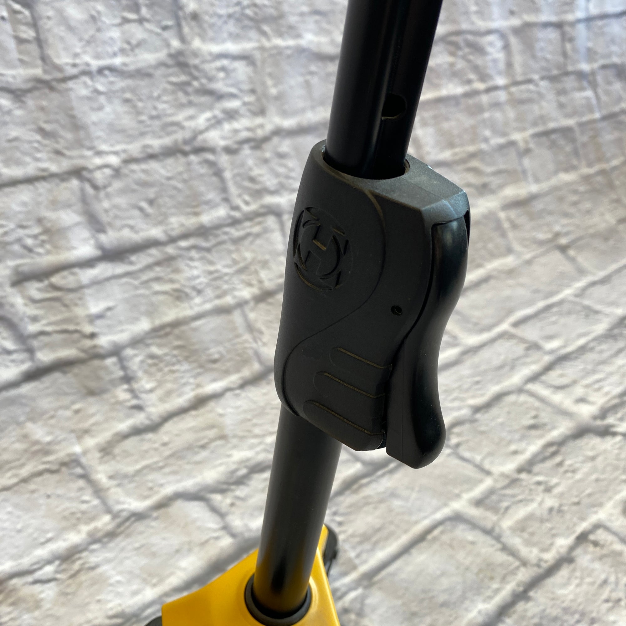 Hercules GS415B Auto Grip Single Guitar Stand