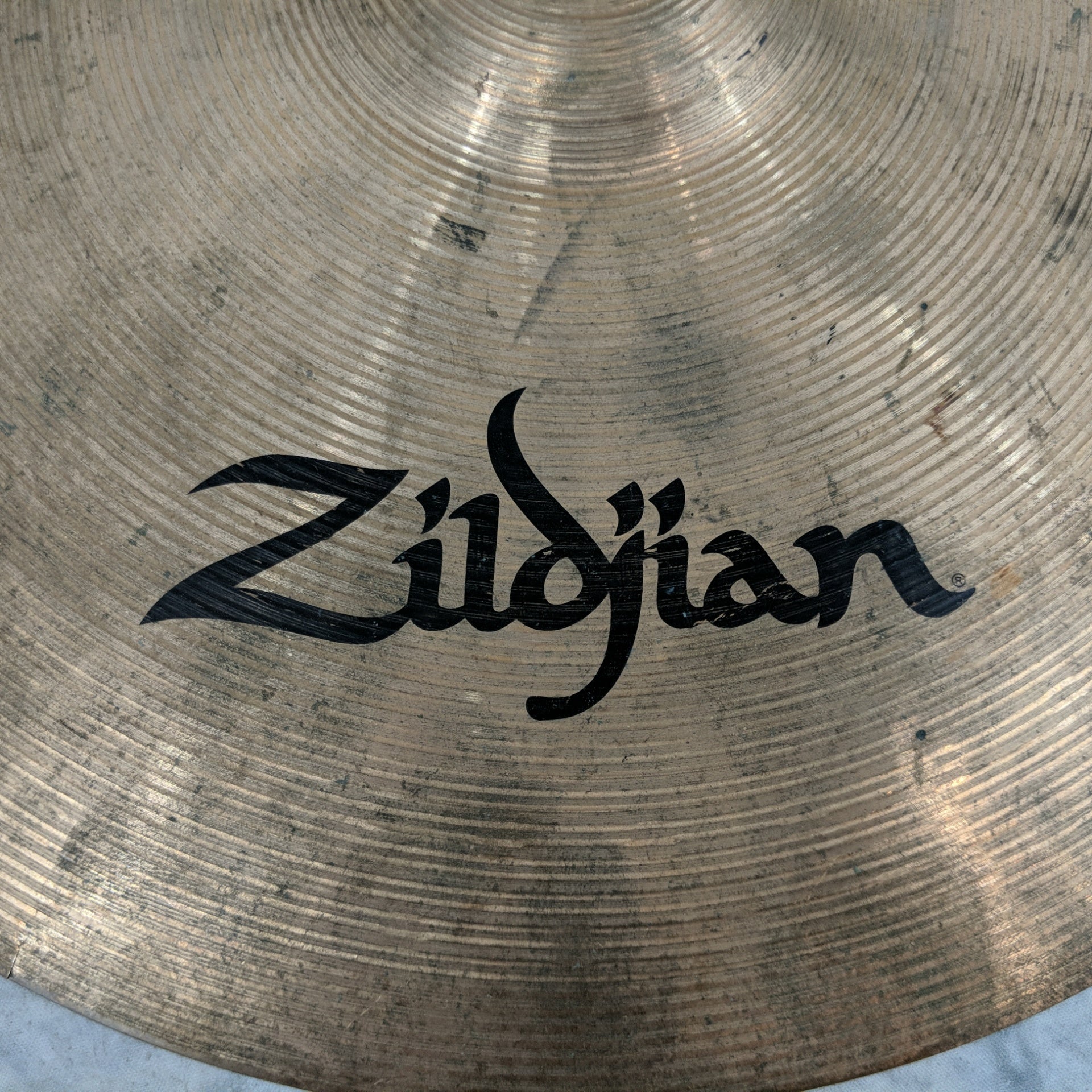 Zildjian ZBT 16" Crash Cymbal (Cracked)