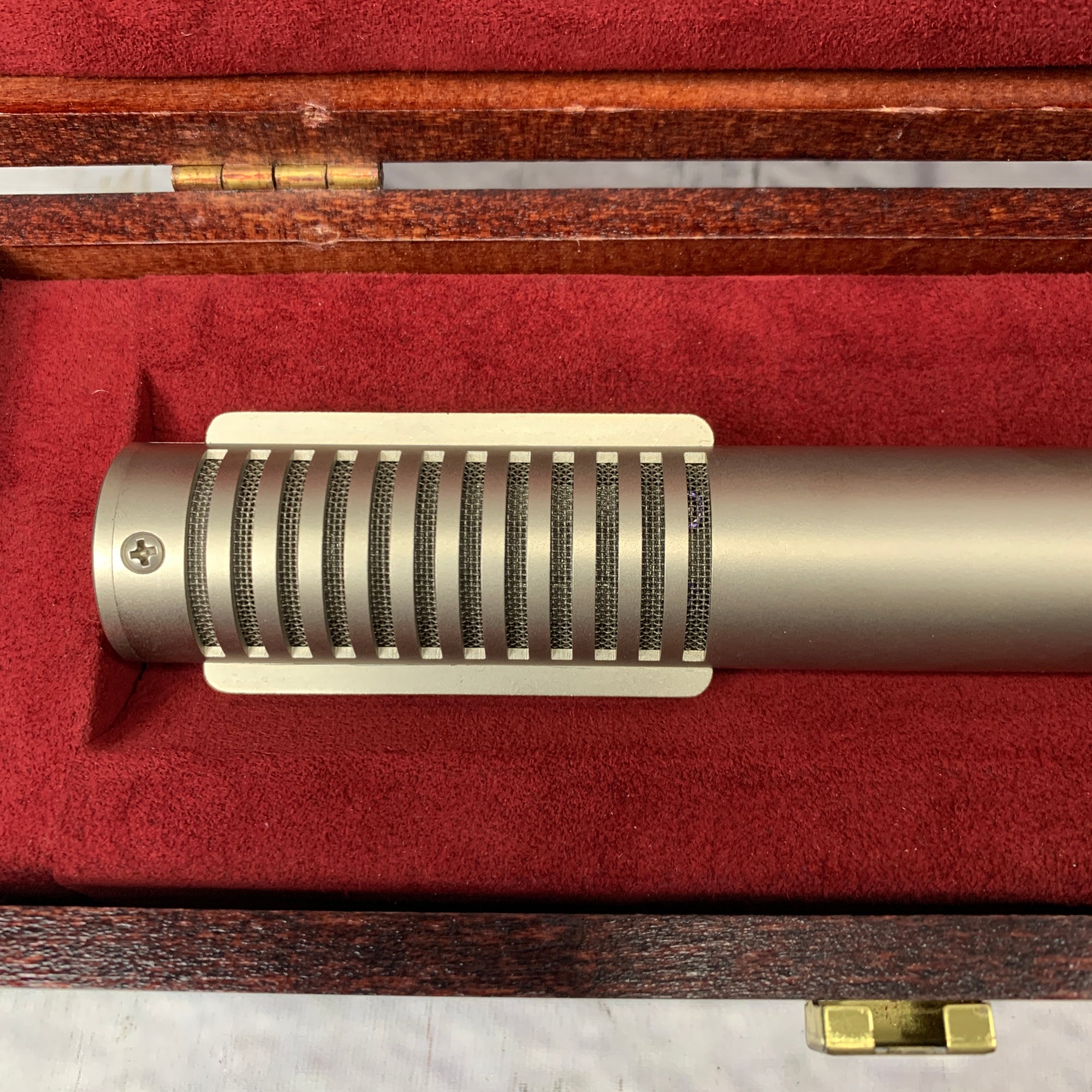 Royer R-121 Ribbon Microphone w/ Shock Mount