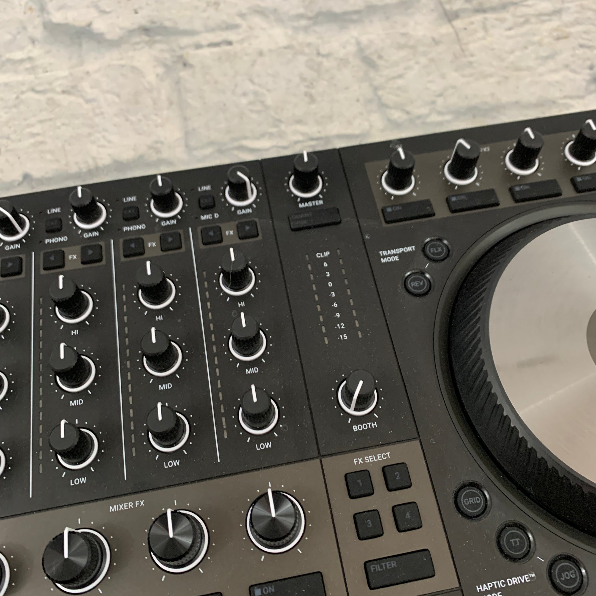 Native Instruments Traktor Kontrol S4 MK3 DJ Controller with Gig Bag