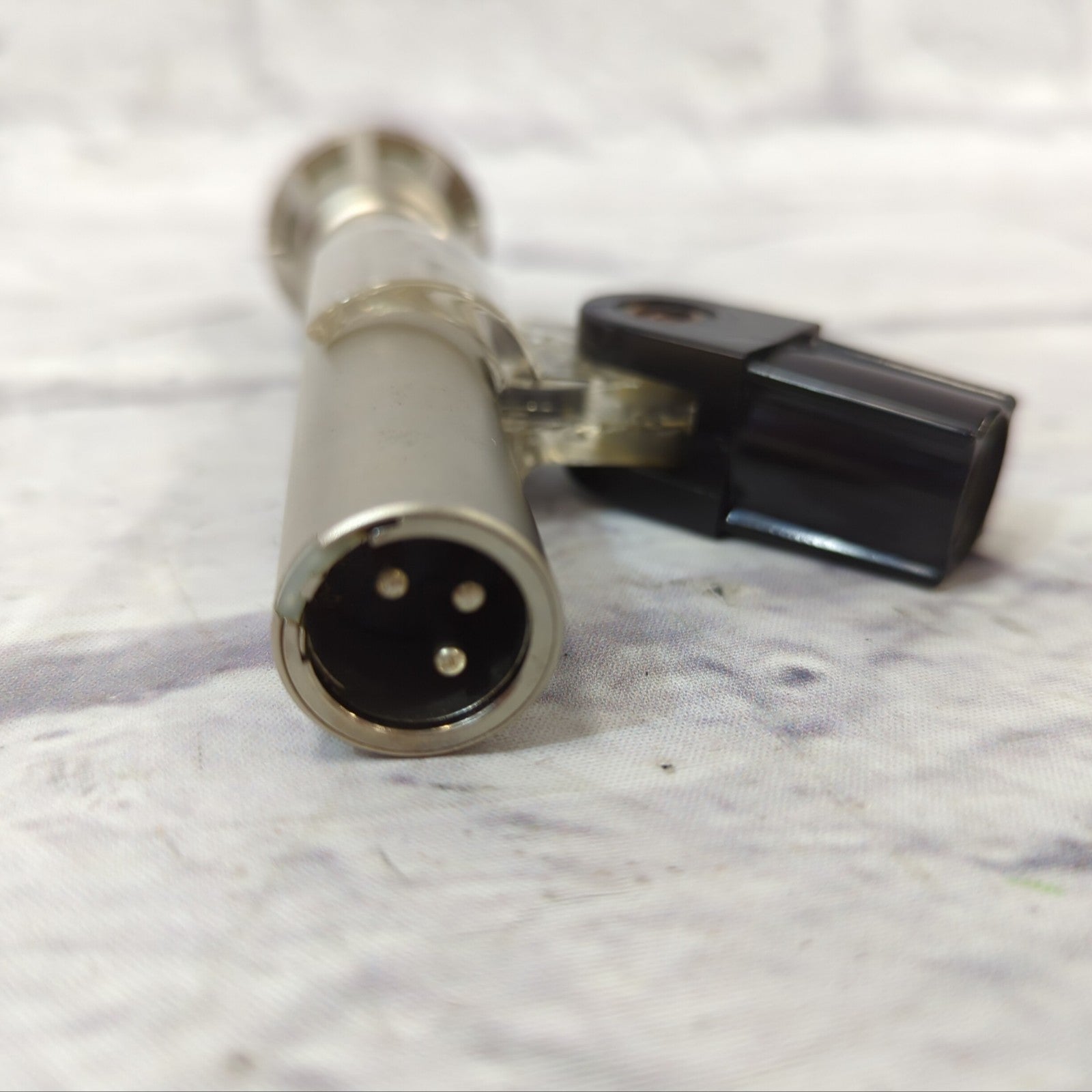 AKG D190E Cardioid Dynamic Mic with Clip - Evolution Music