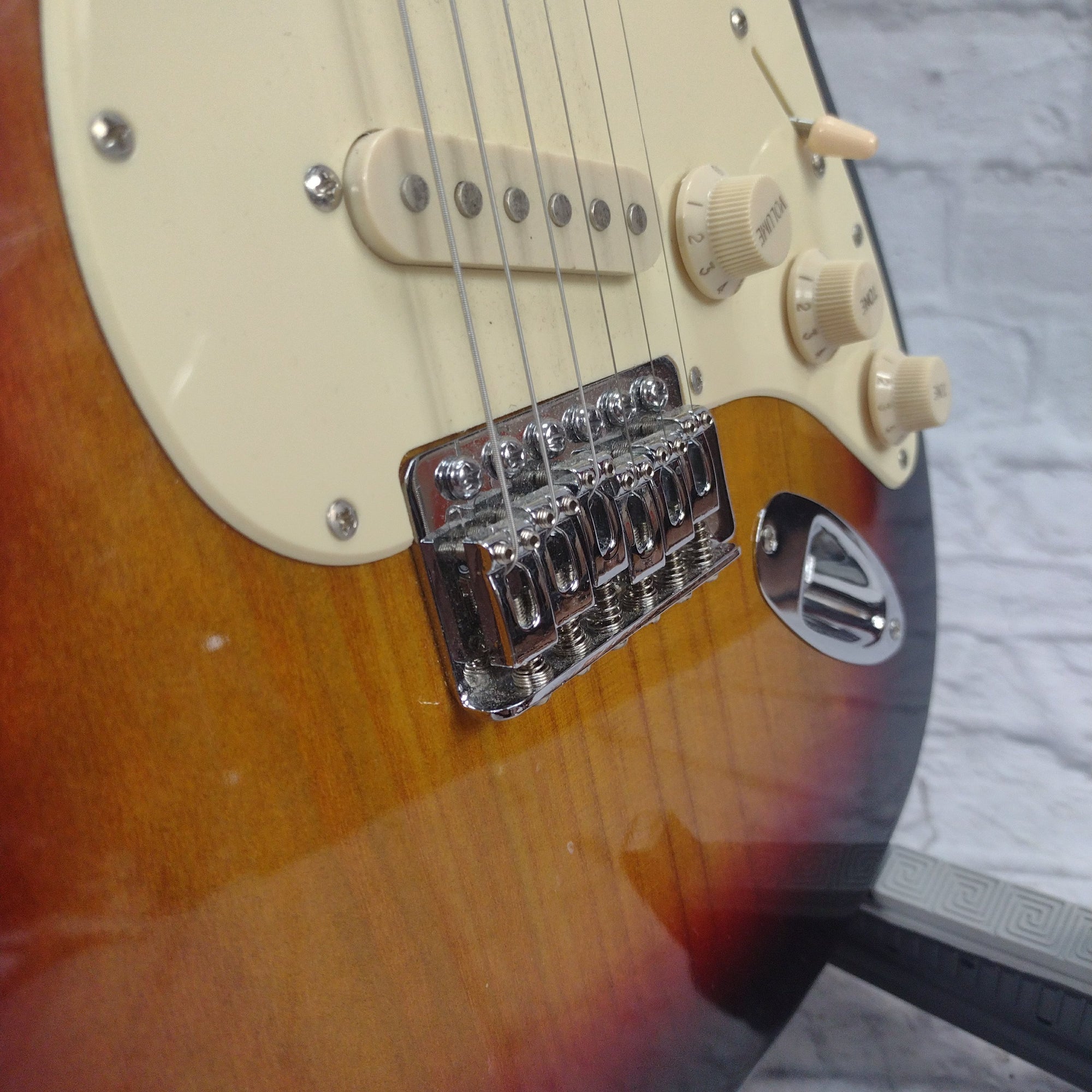 Sawtooth Strat Style Electric Guitar Sunburst