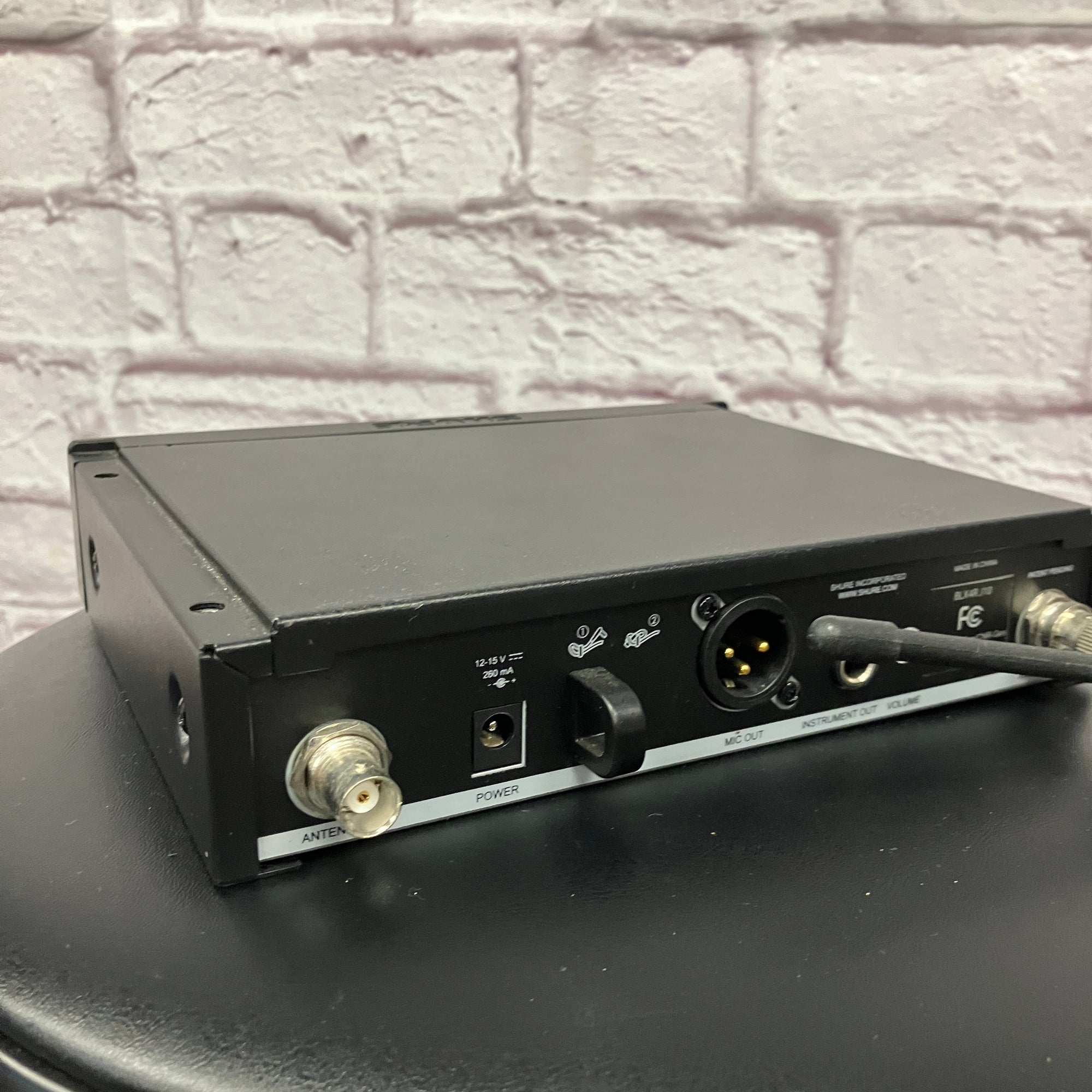 Shure BLX4R J10 584-608 MHz Wireless Receiver w/ pwr supply