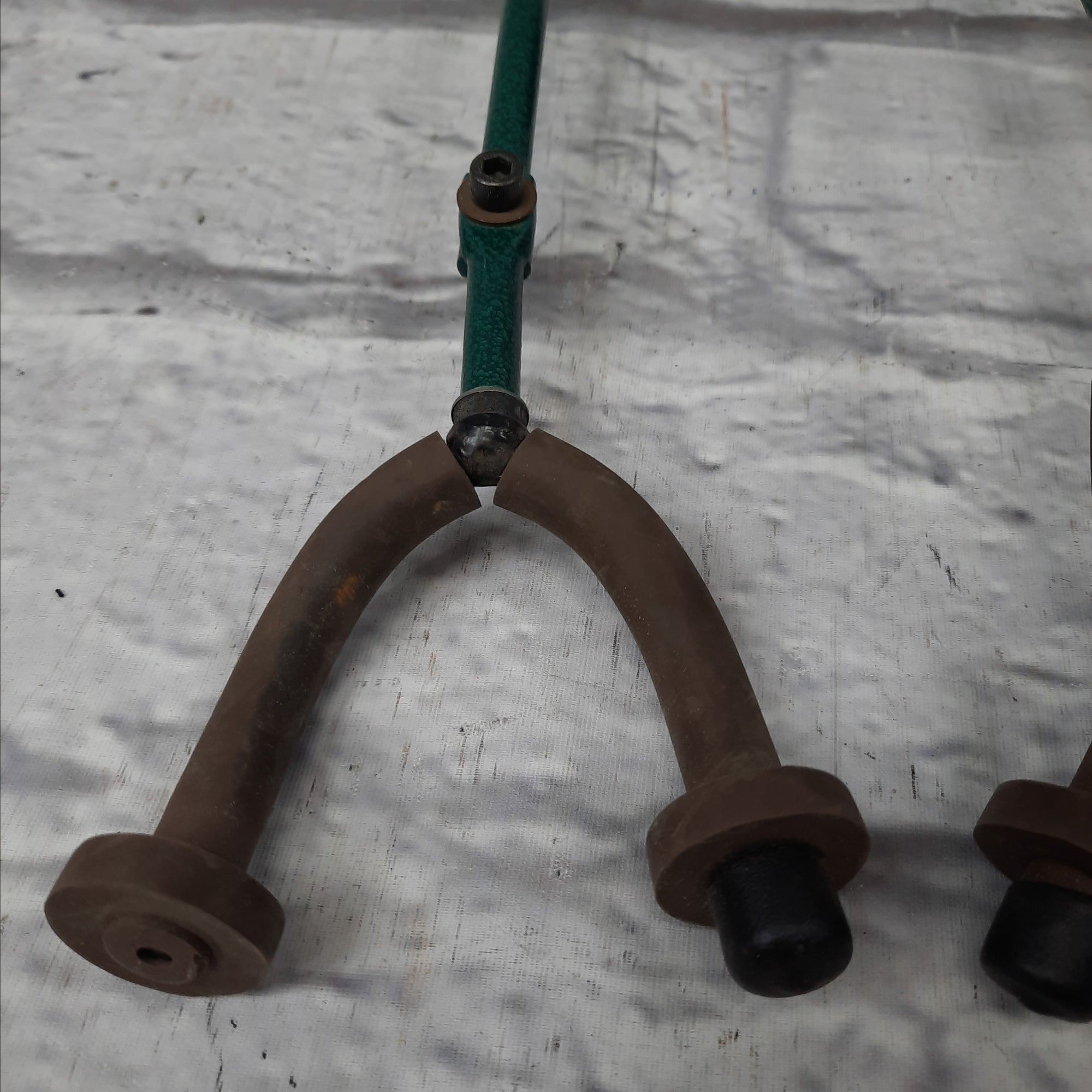 String Swing Guitar Slat Wall Hanger Green Stem Full Rotation (4 Pack)