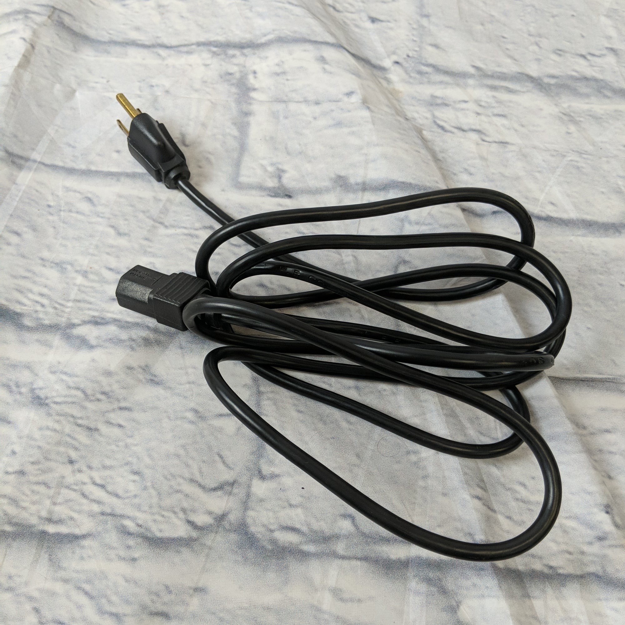 Voodoo Lab Dingbat Small with built in 2 Plus power supply