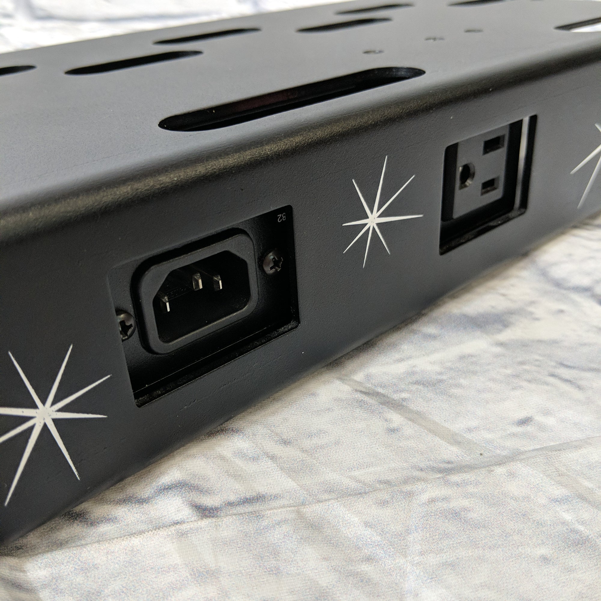 Voodoo Lab Dingbat Small with built in 2 Plus power supply