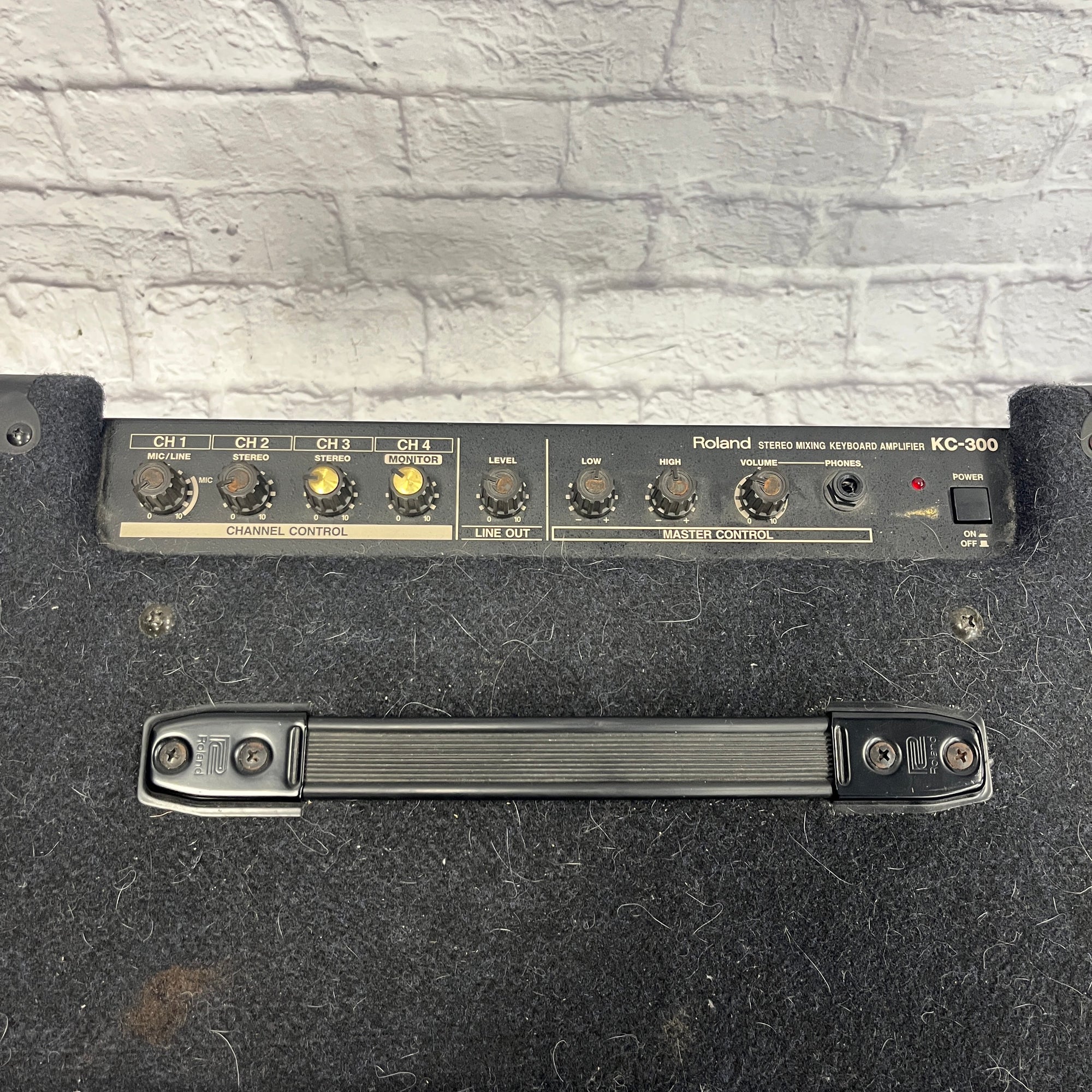 Roland KC-300 Keyboard Amplifier - Evolution Music