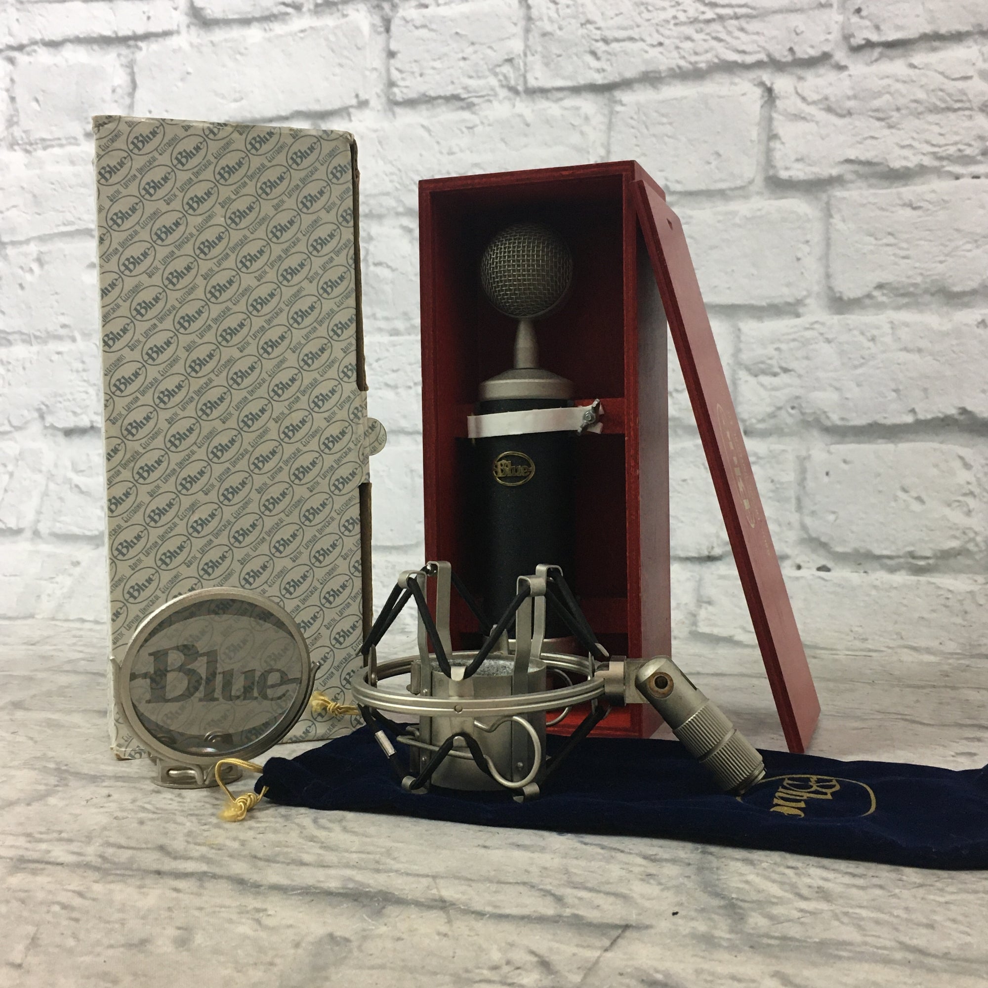 Blue Baby Bottle Microphone Latvian
