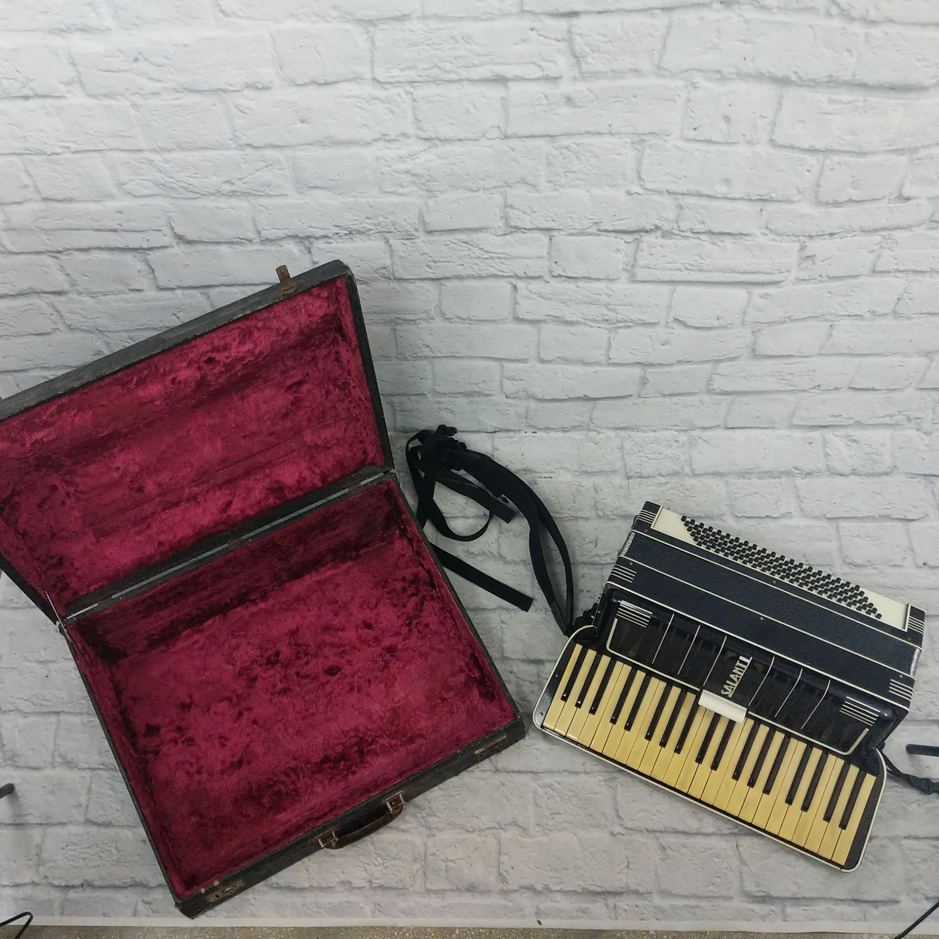 Vintage Salanti Model 8002 Accordion
