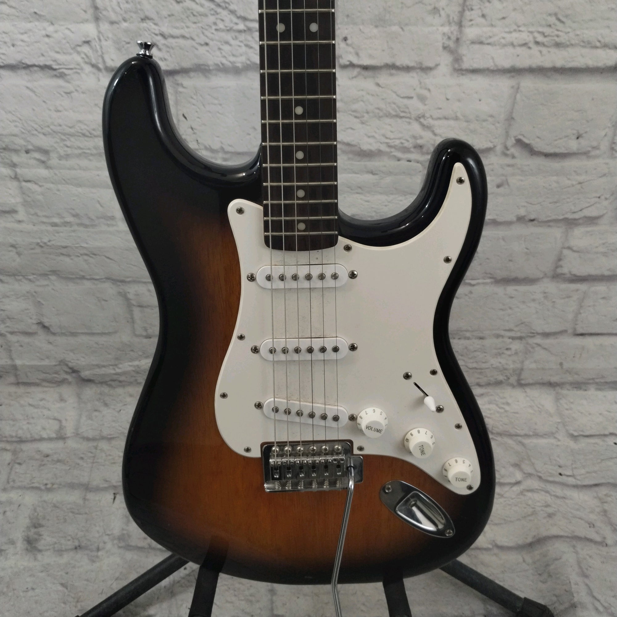 Squier Standard Stratocaster Sunburst - Evolution Music