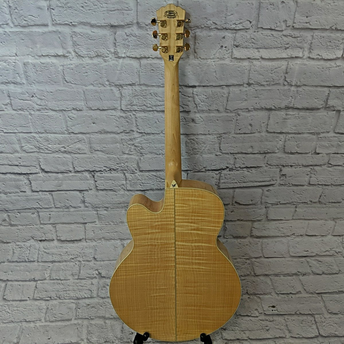 Washburn WJ40SCE Jumbo Acoustic Guitar With Hardshell Case