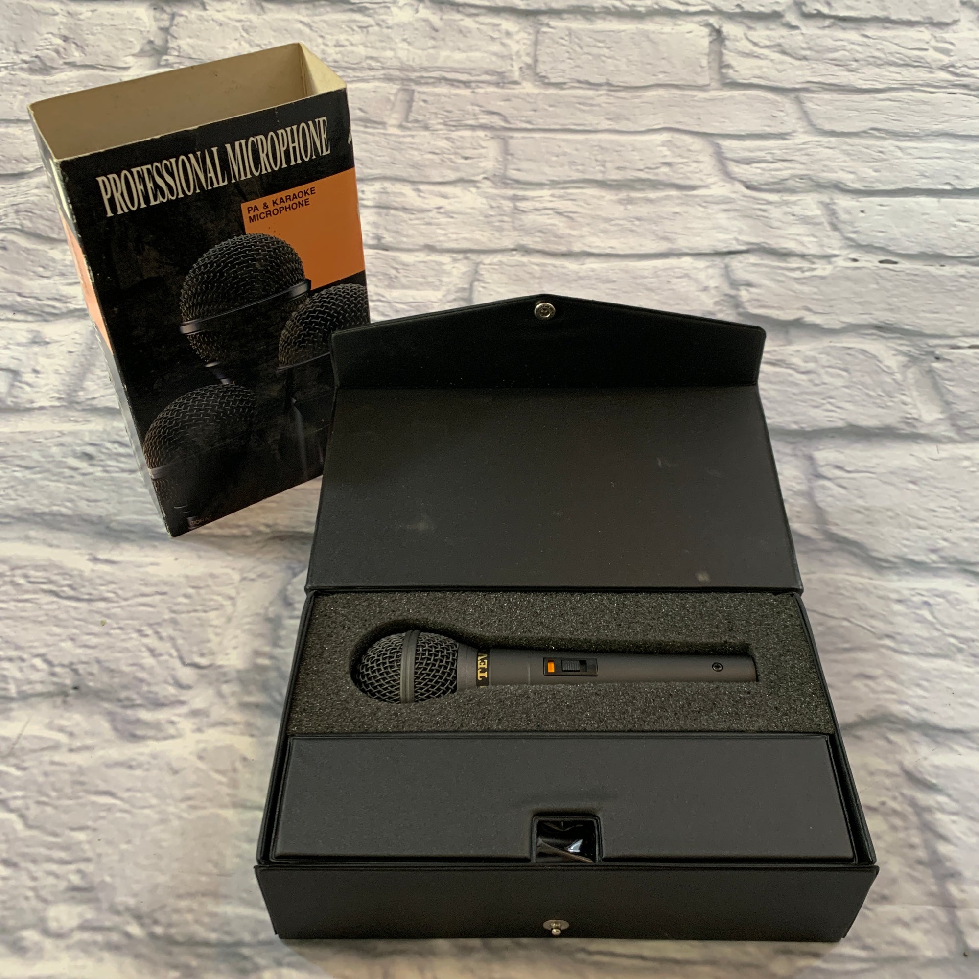TEV TM-821 Dynamic Microphone with case, cable and clip
