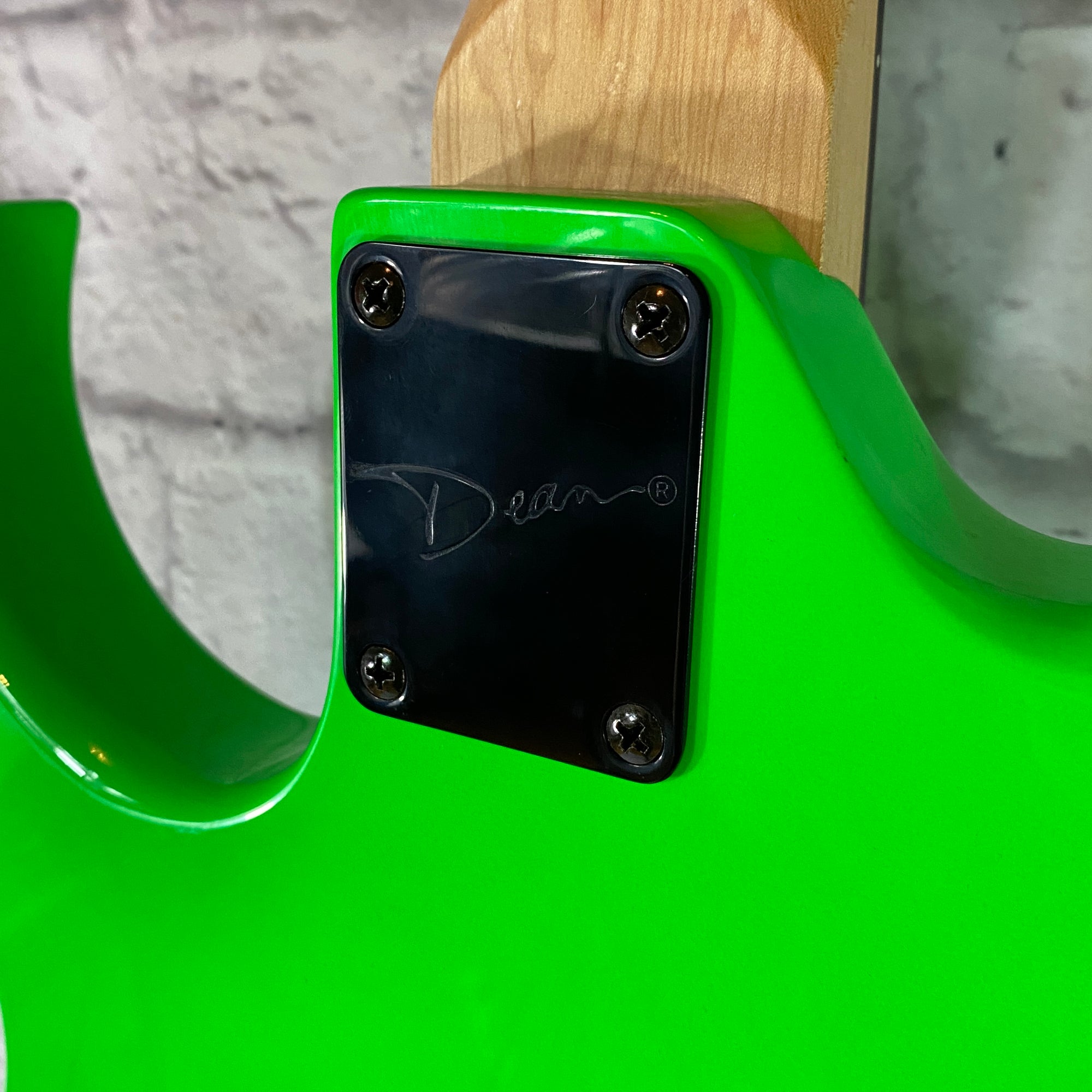 Dean ディーン Z lman 4-String ベース 送料無料 Dean Custom Zone 4-String Bass Guitar Fluorescent Pink